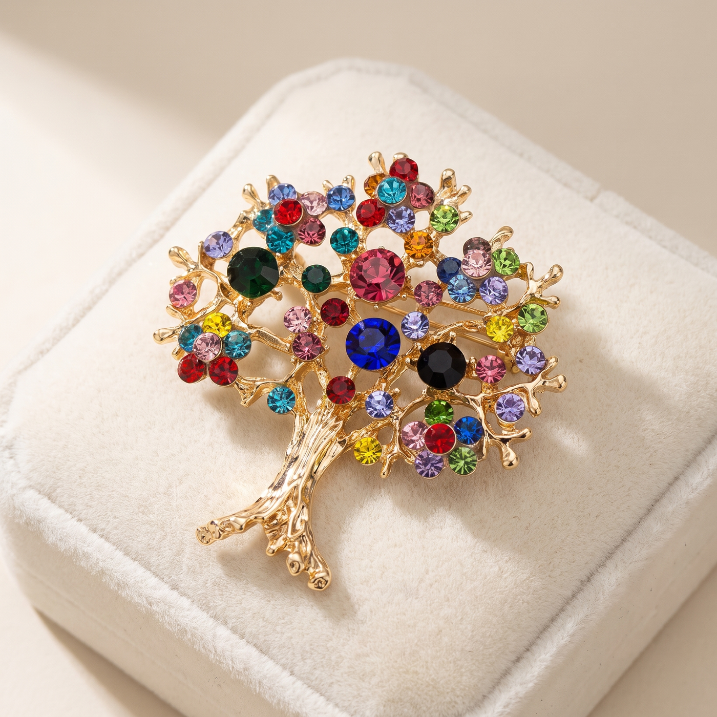 Broche Sapin en cristal, bijou vintage Alyvoa vue en gros plan · Doré