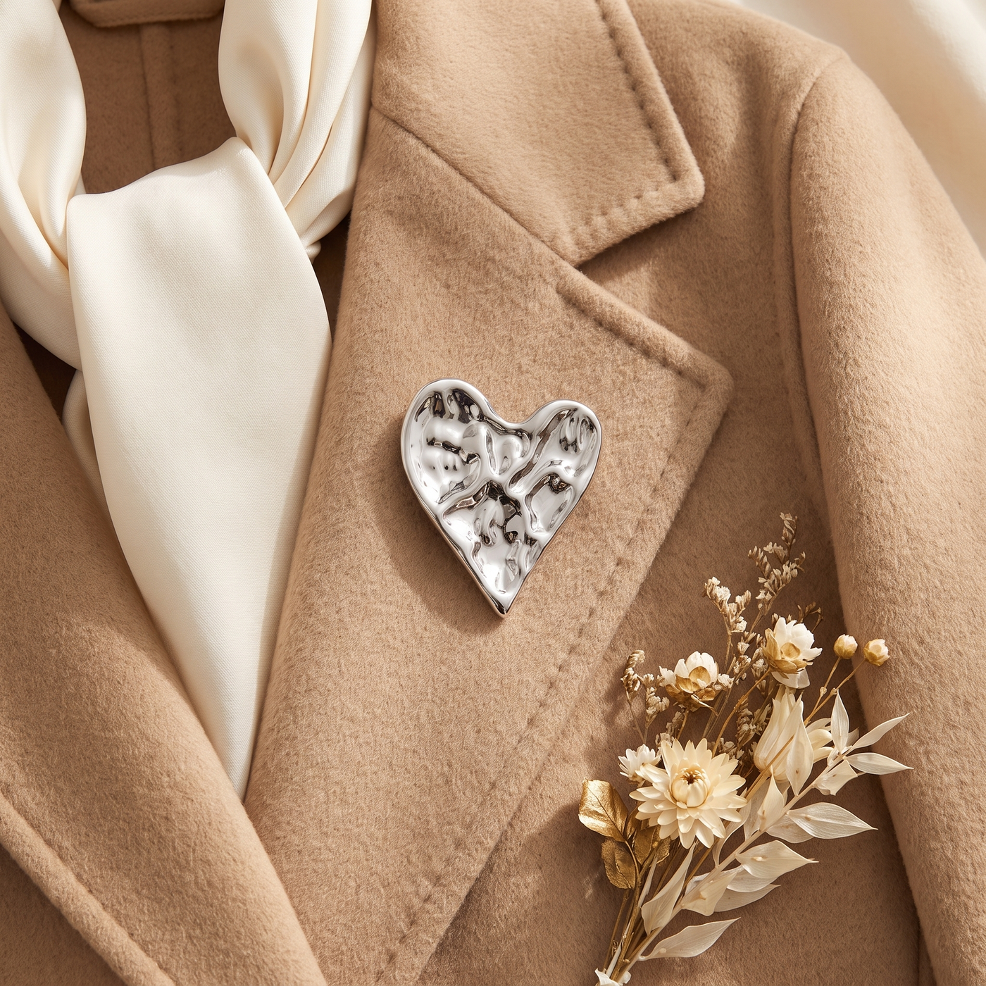 Broche Cœur en acier, bijou vintage Alyvoa tenue à la main · Argenté
