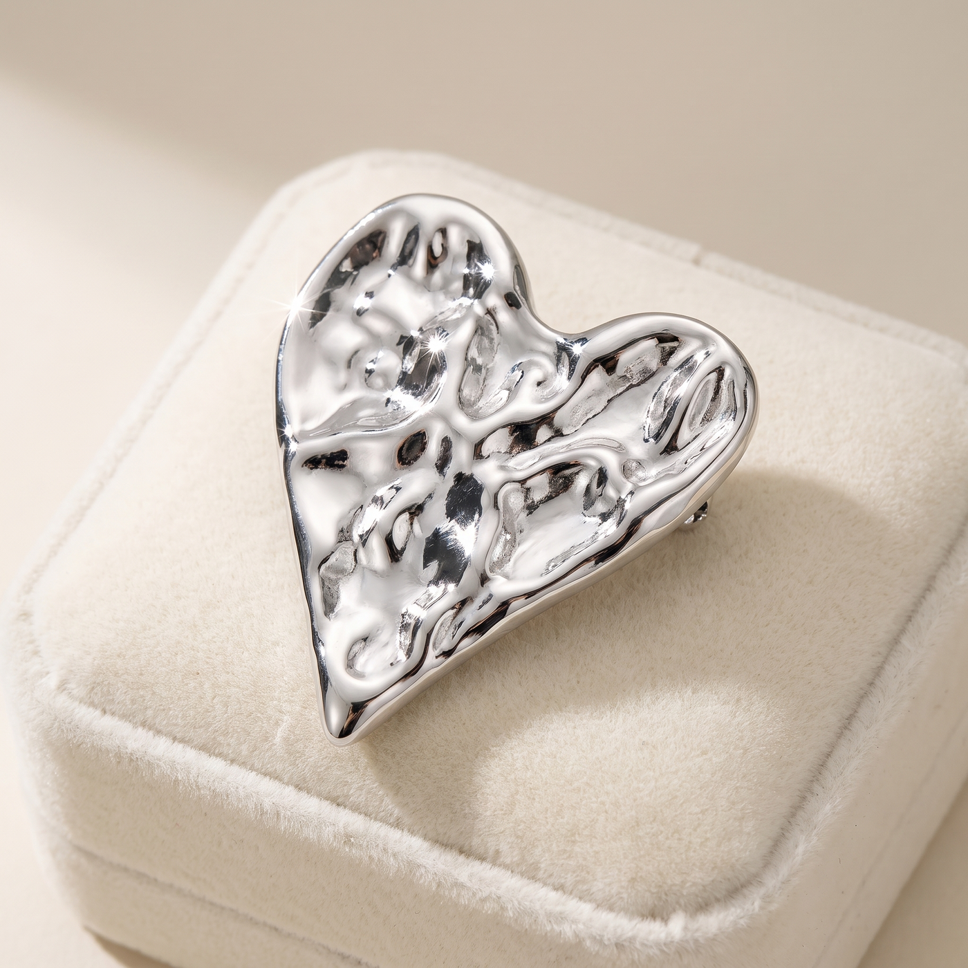 Broche Cœur en acier, bijou vintage Alyvoa présentée sur un coussin · Argenté