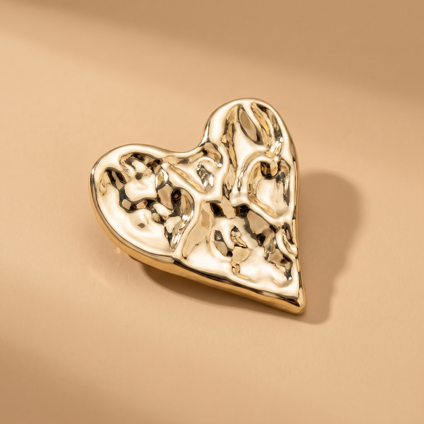 Broche Cœur en acier, bijou vintage Alyvoa portée sur un revers · Doré