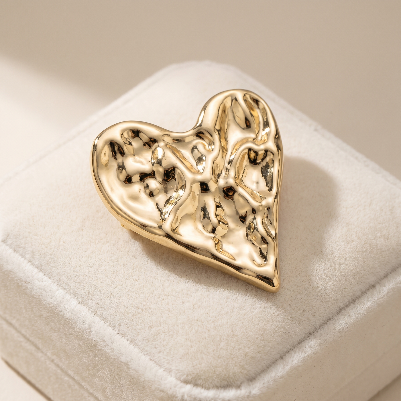 Broche Cœur en acier, bijou vintage Alyvoa vue en gros plan · Doré