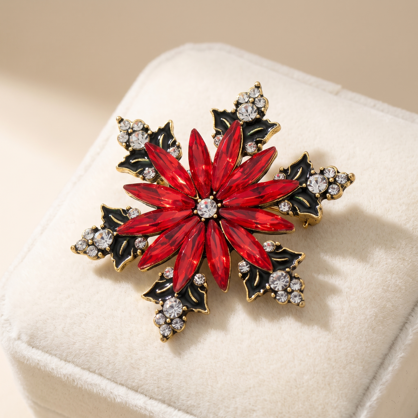 Broche Flocon en cristal, bijou vintage Alyvoa tenue à la main