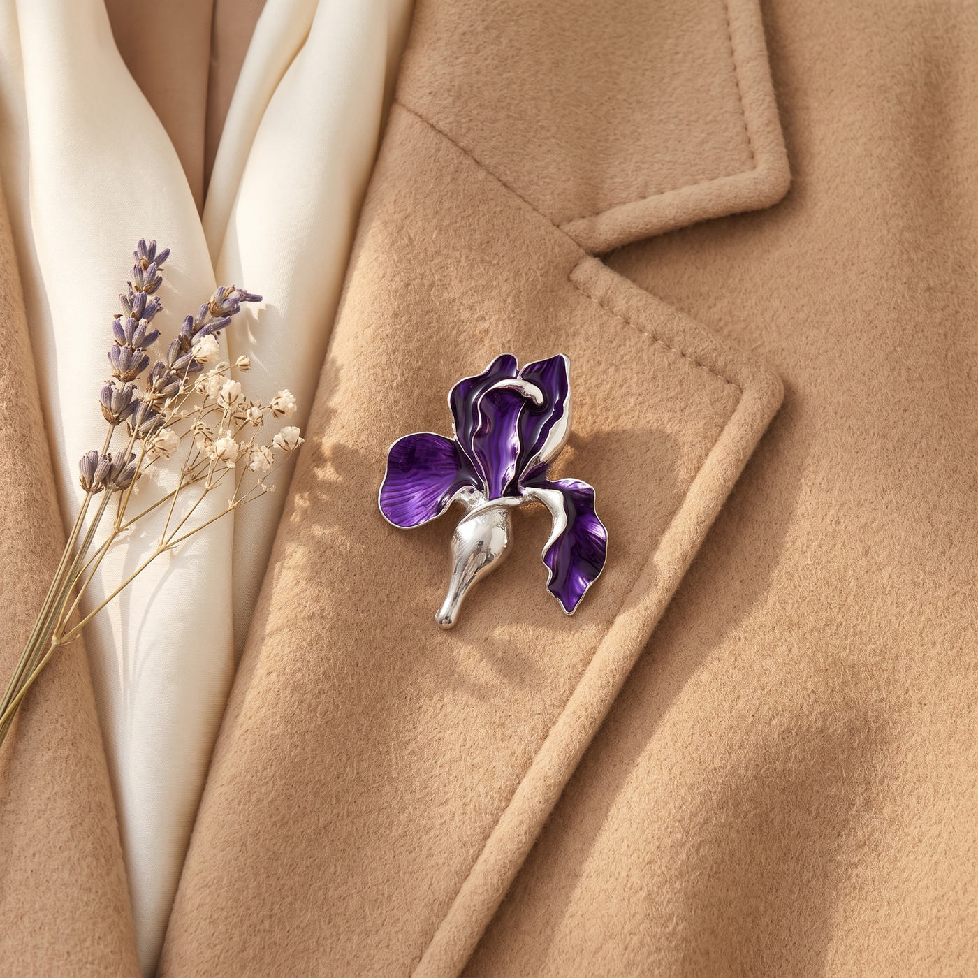 Broche Orchidée en émail, bijou vintage Alyvoa en situation · Violet