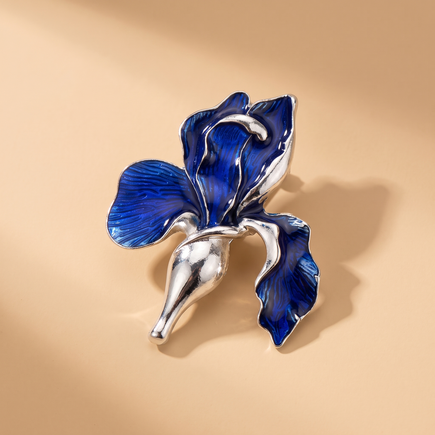 Broche Orchidée en émail, bijou vintage Alyvoa portée sur un revers · Bleu