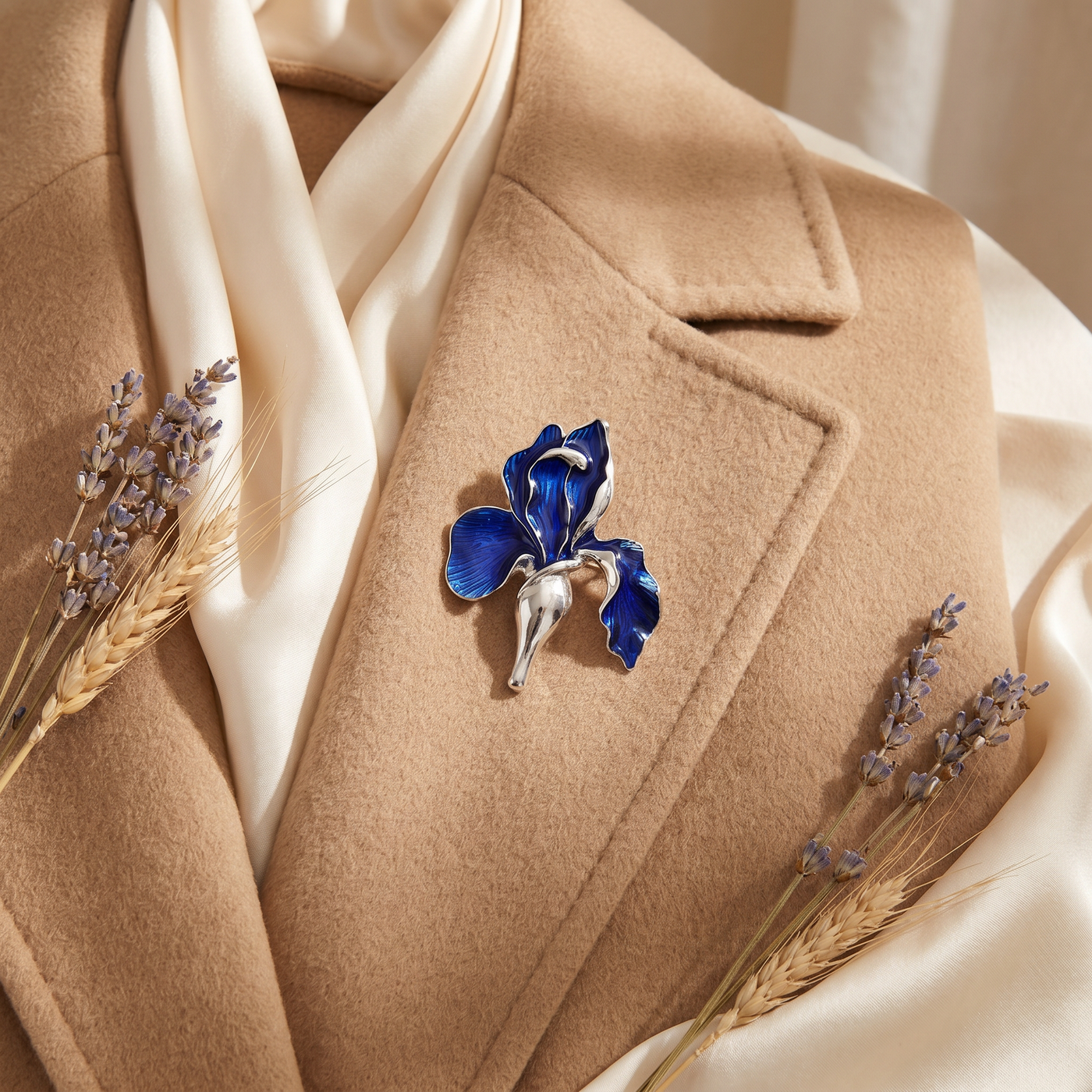 Broche Orchidée en émail, bijou vintage Alyvoa présentée sur un coussin · Bleu