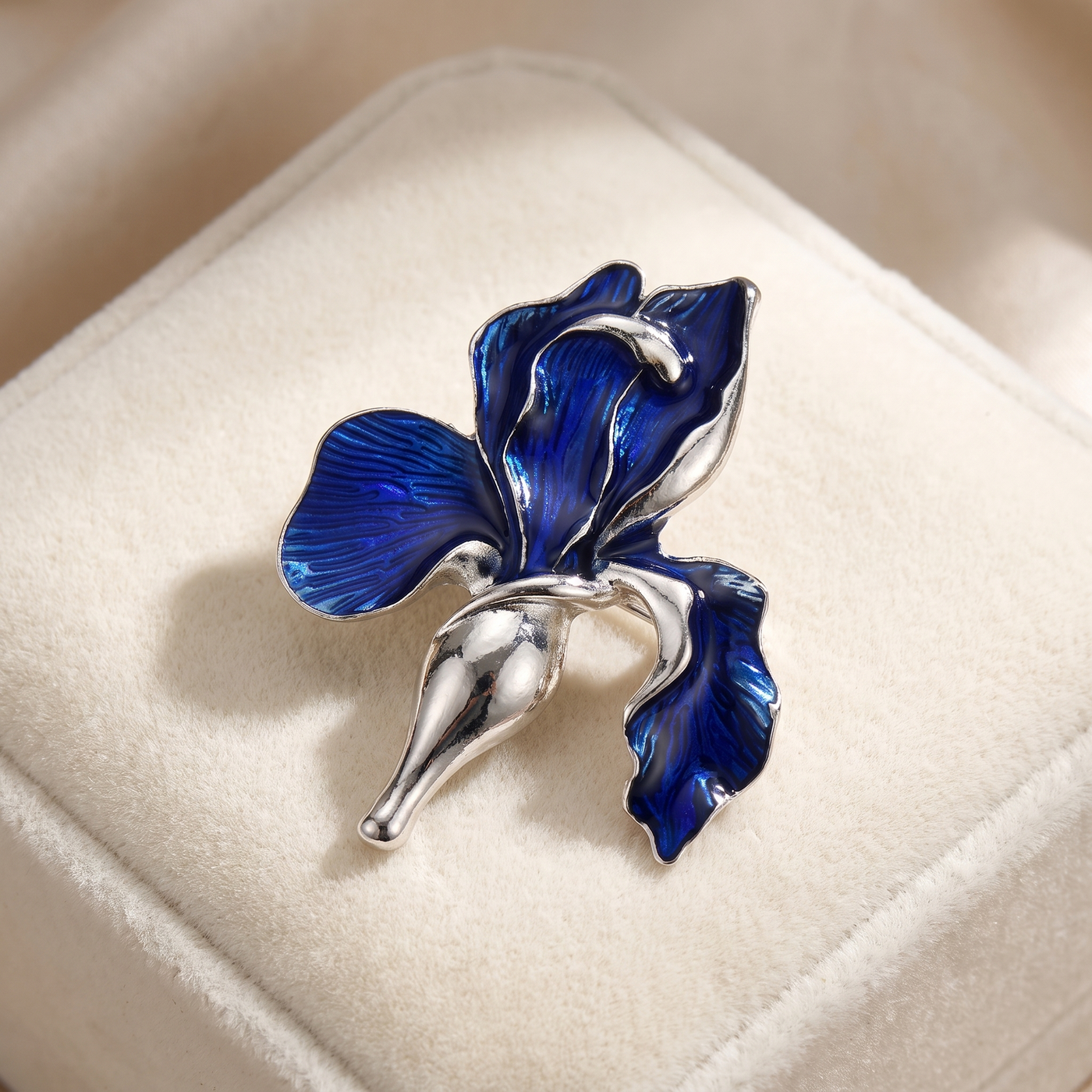 Broche Orchidée en émail, bijou vintage Alyvoa portée sur un revers · Bleu
