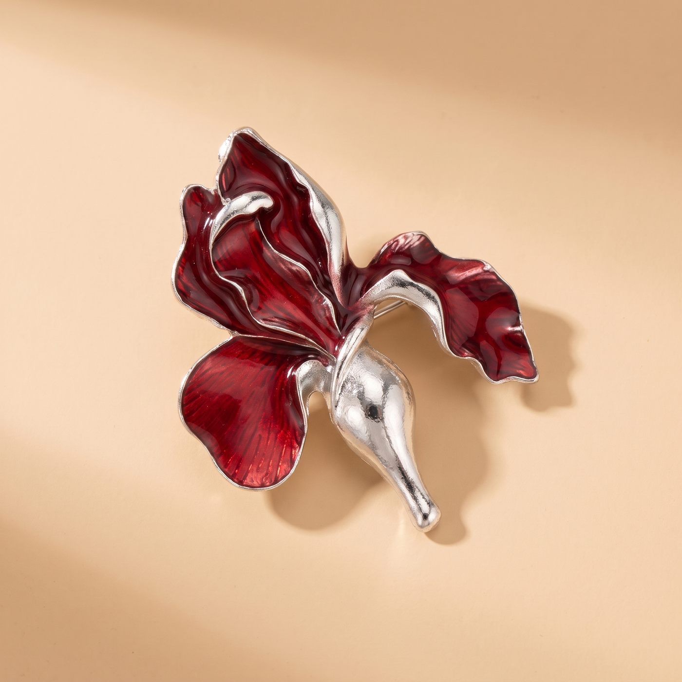 Broche Orchidée en émail, bijou vintage Alyvoa tenue à la main · Rouge