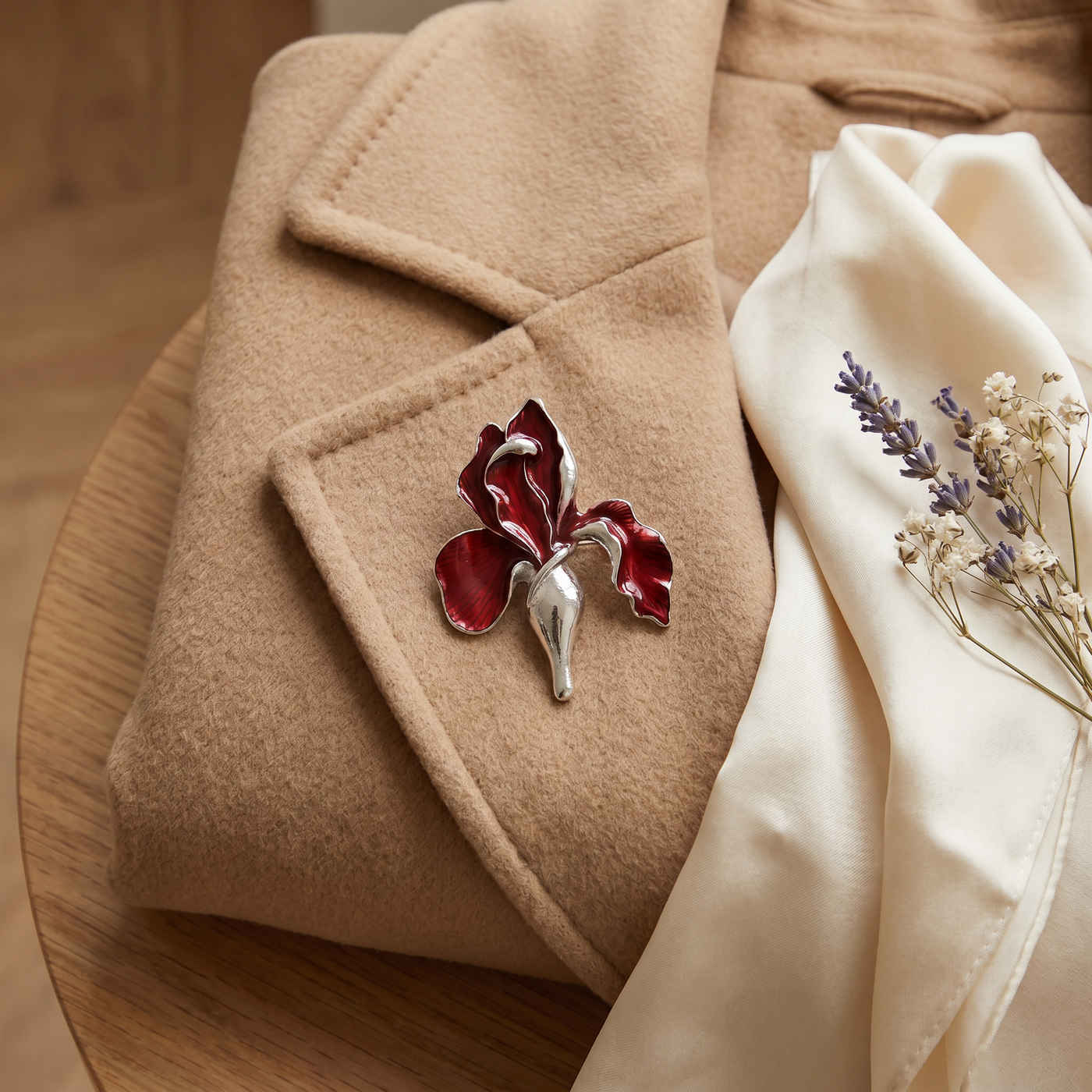 Broche Orchidée en émail, bijou vintage Alyvoa vue en gros plan · Rouge