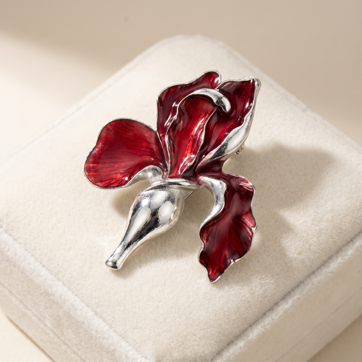 Broche Orchidée en émail, bijou vintage Alyvoa tenue à la main · Rouge