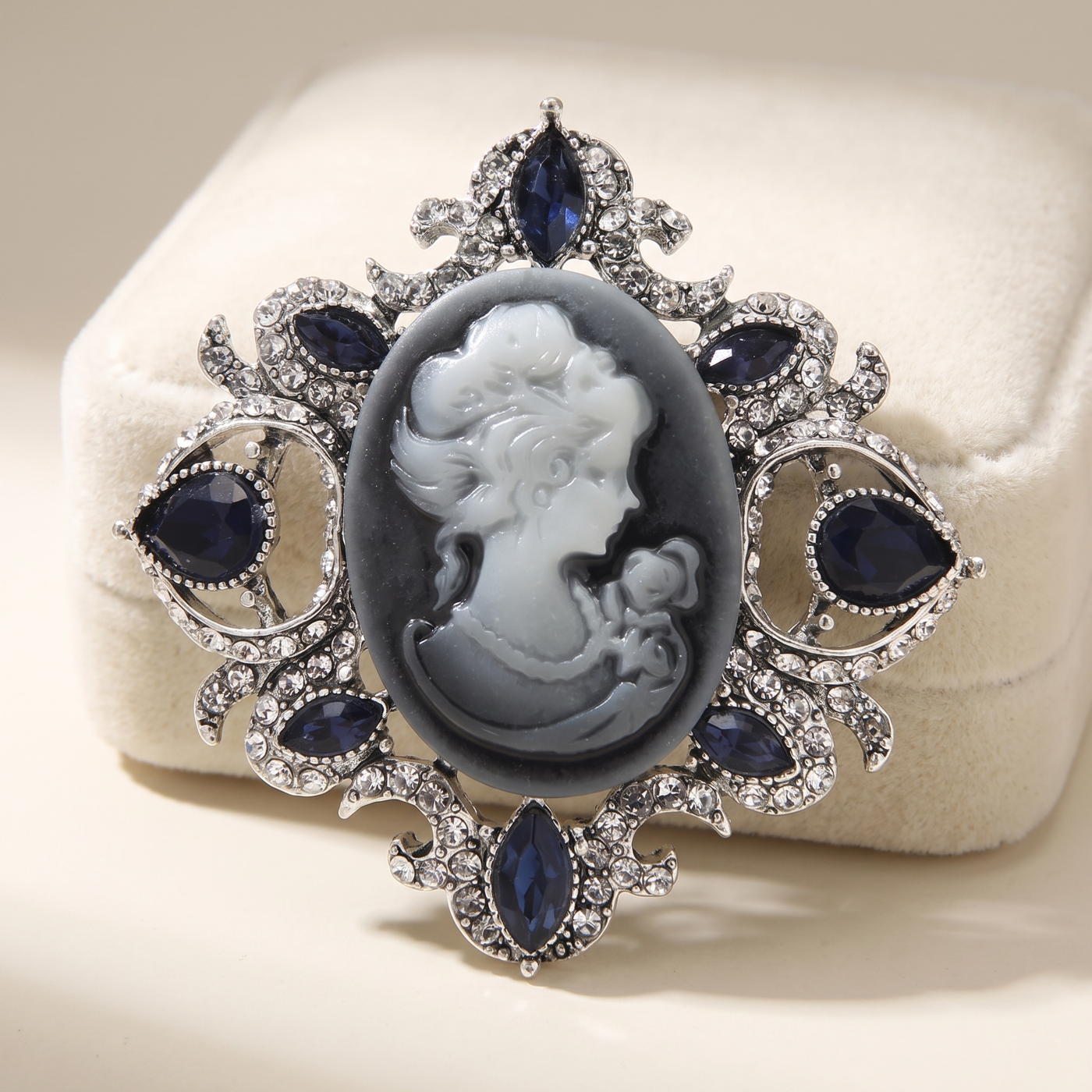 Broche Silhouette en cristal, bijou vintage Alyvoa tenue à la main