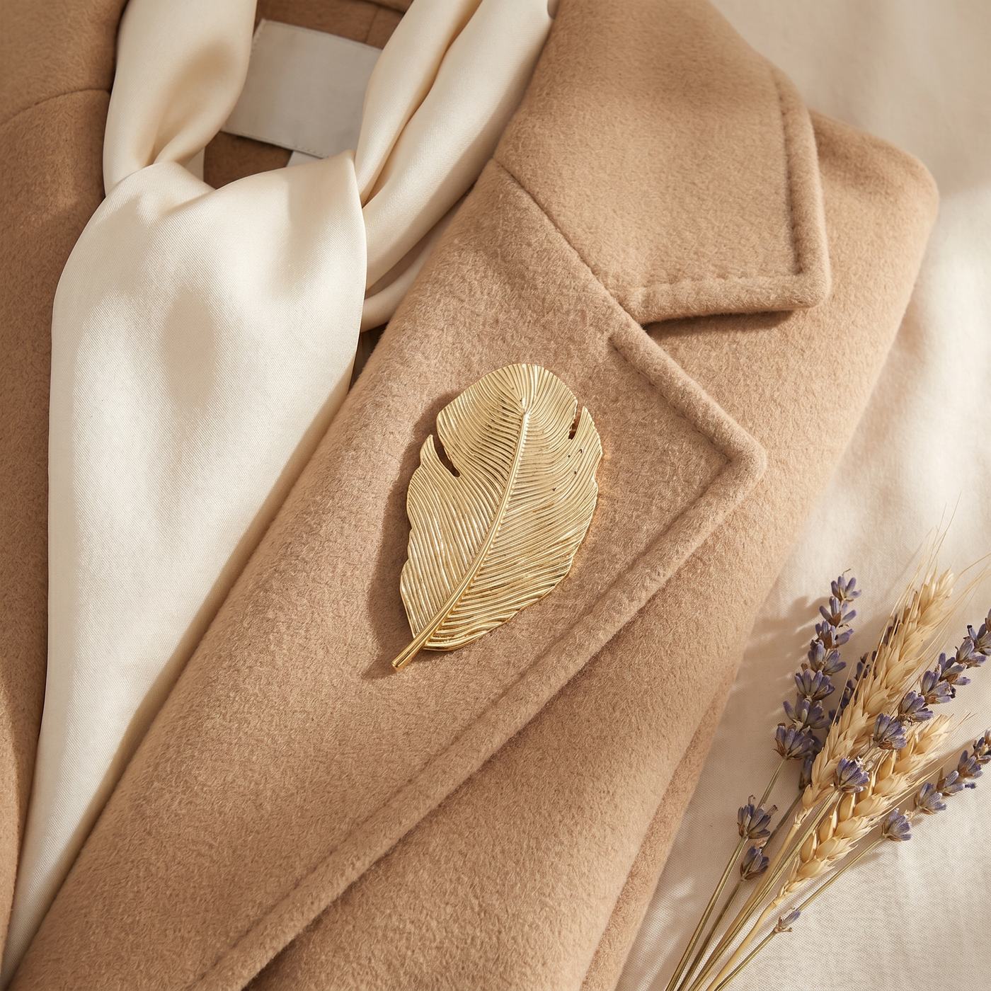Broche Feuille, bijou fantaisie vintage Alyvoa tenue à la main · Doré