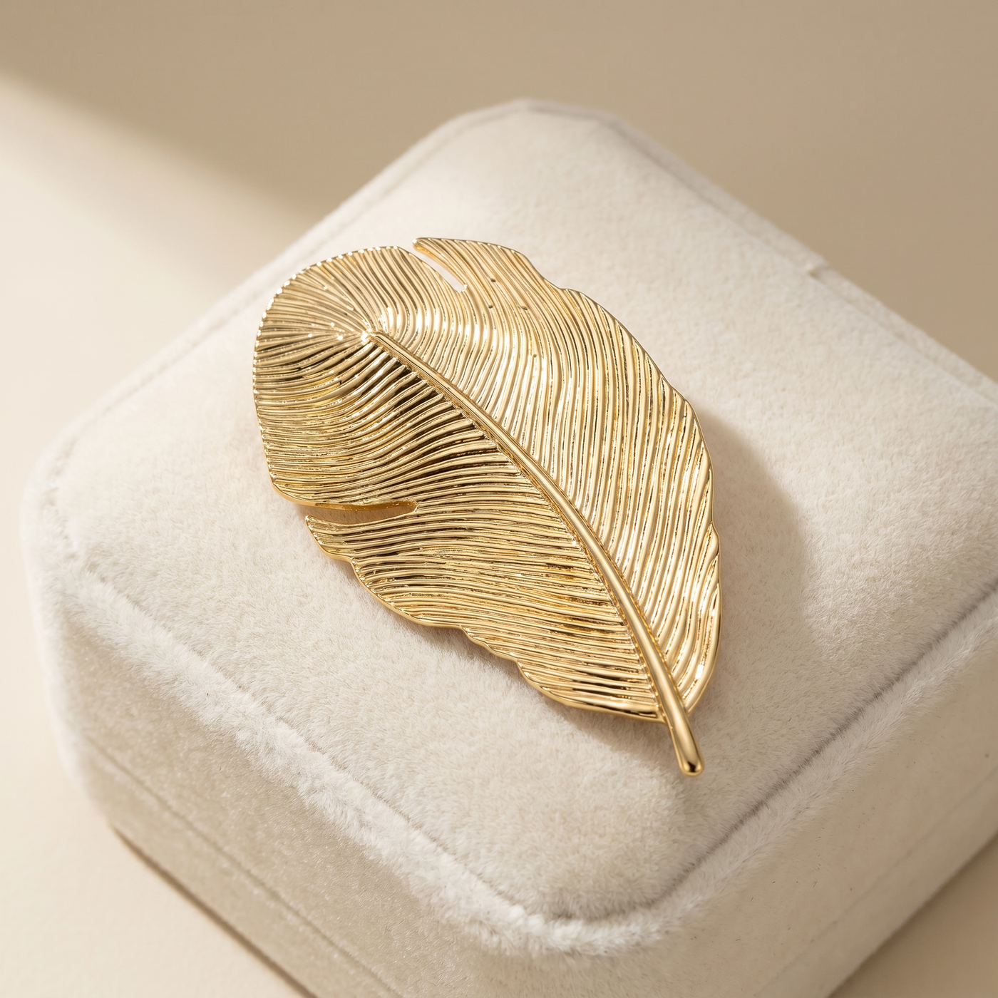 Broche Feuille, bijou fantaisie vintage Alyvoa présentée sur un coussin · Doré