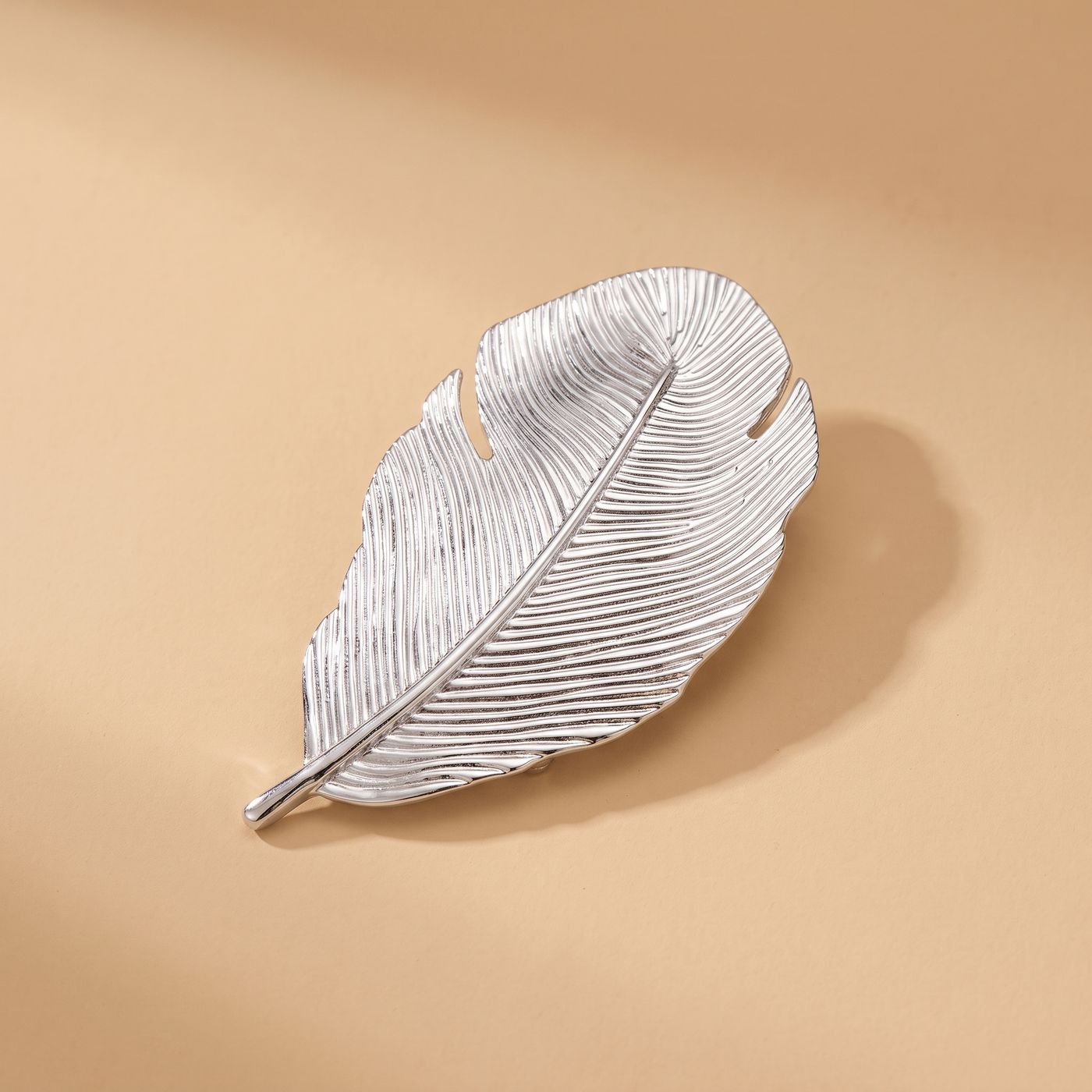 Broche Feuille, bijou fantaisie vintage Alyvoa portée sur un revers · Argenté