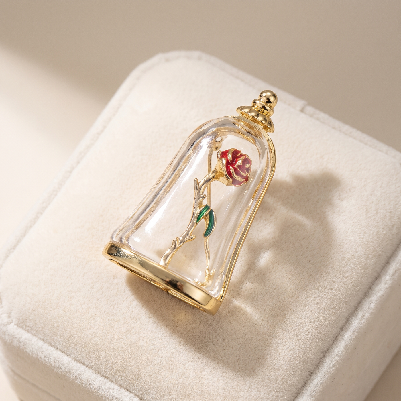 Broche Rose en émail, bijou vintage Alyvoa tenue à la main