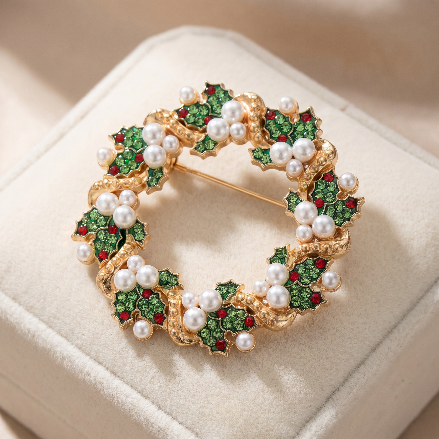 Broche Couronne en perles & cristal, bijou vintage Alyvoa tenue à la main