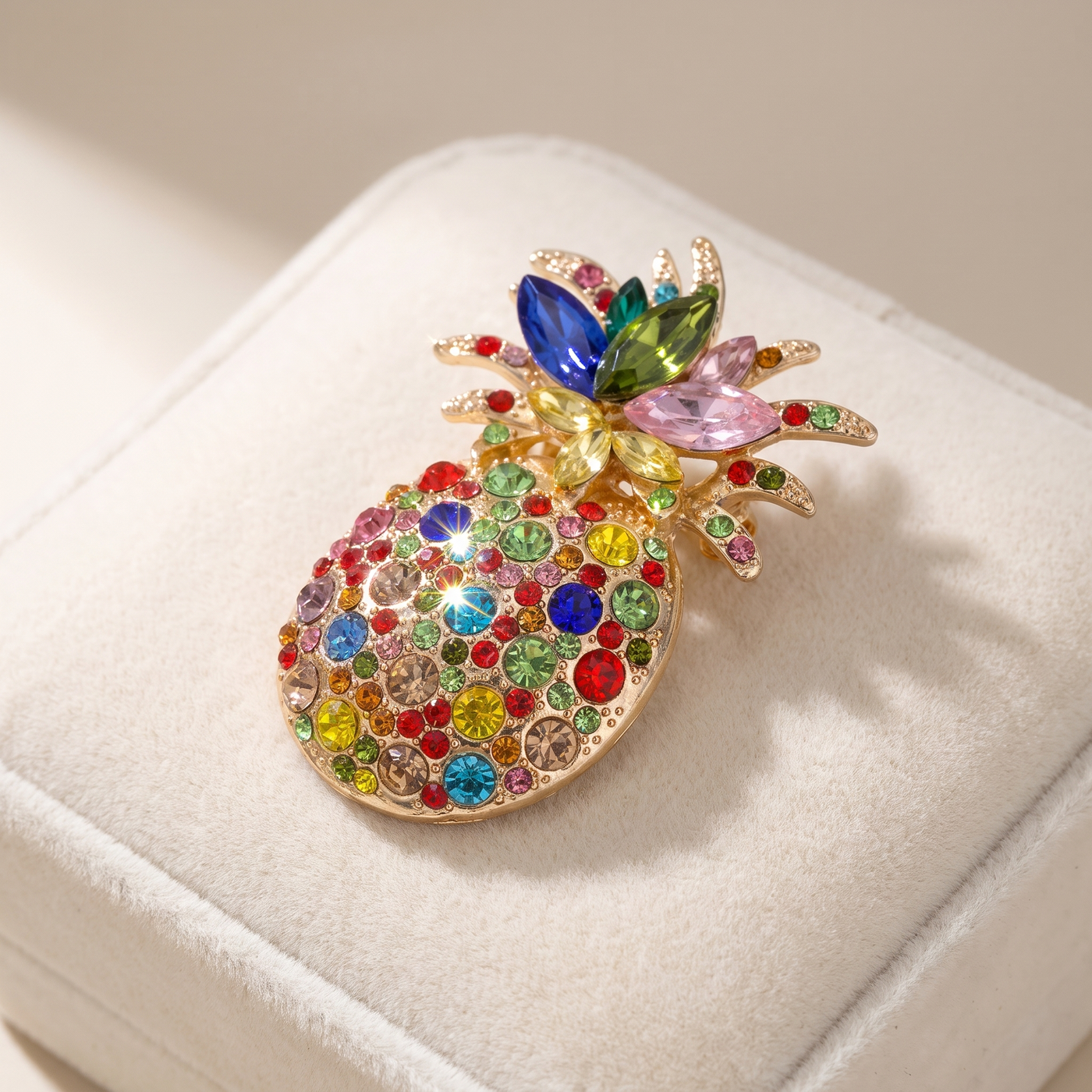 Broche Ananas en cristal, bijou vintage Alyvoa tenue à la main