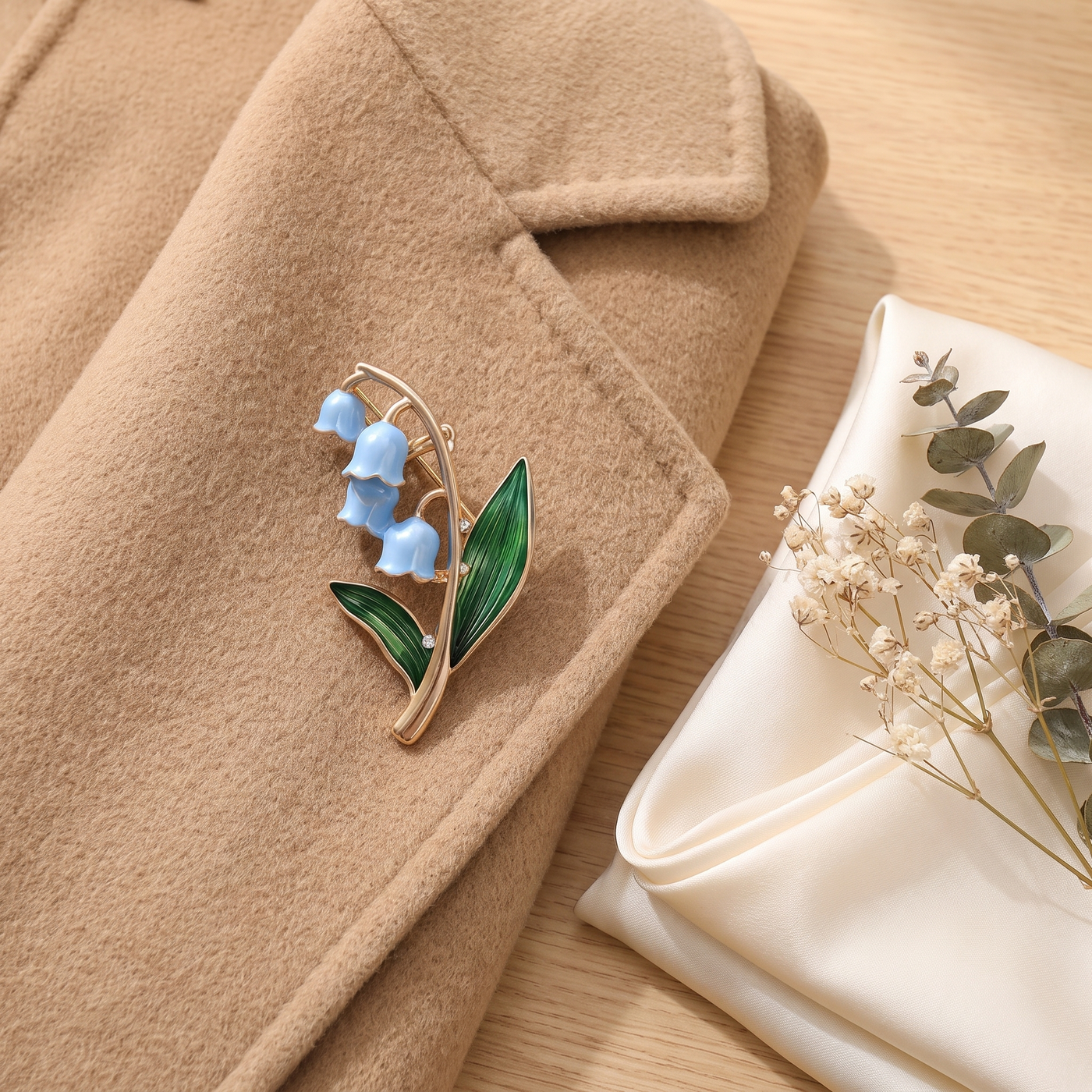 Broche Fleur en émail, bijou vintage Alyvoa portée sur un revers · Muguet bleu
