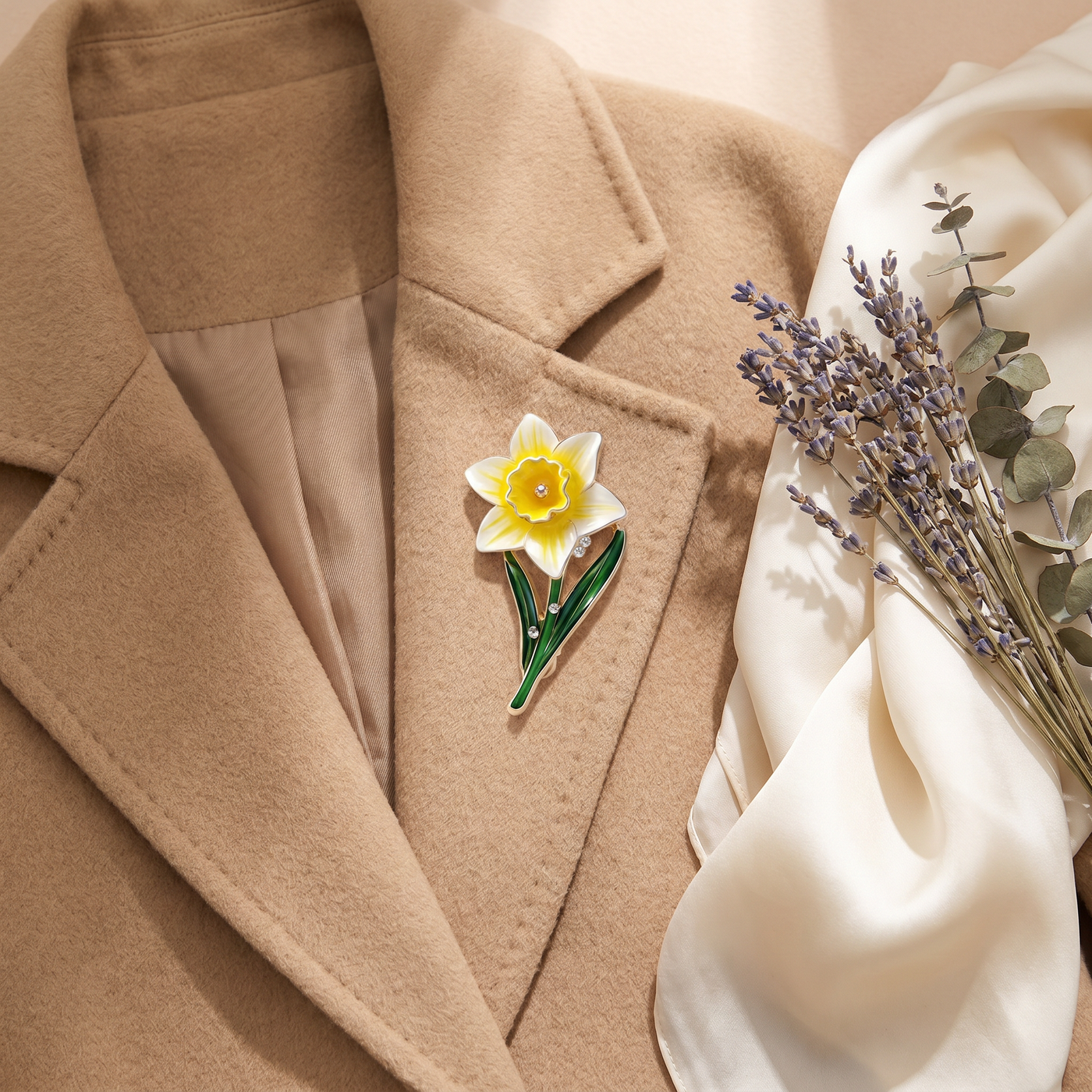 Broche Fleur en émail, bijou vintage Alyvoa portée sur un revers · Narcisse