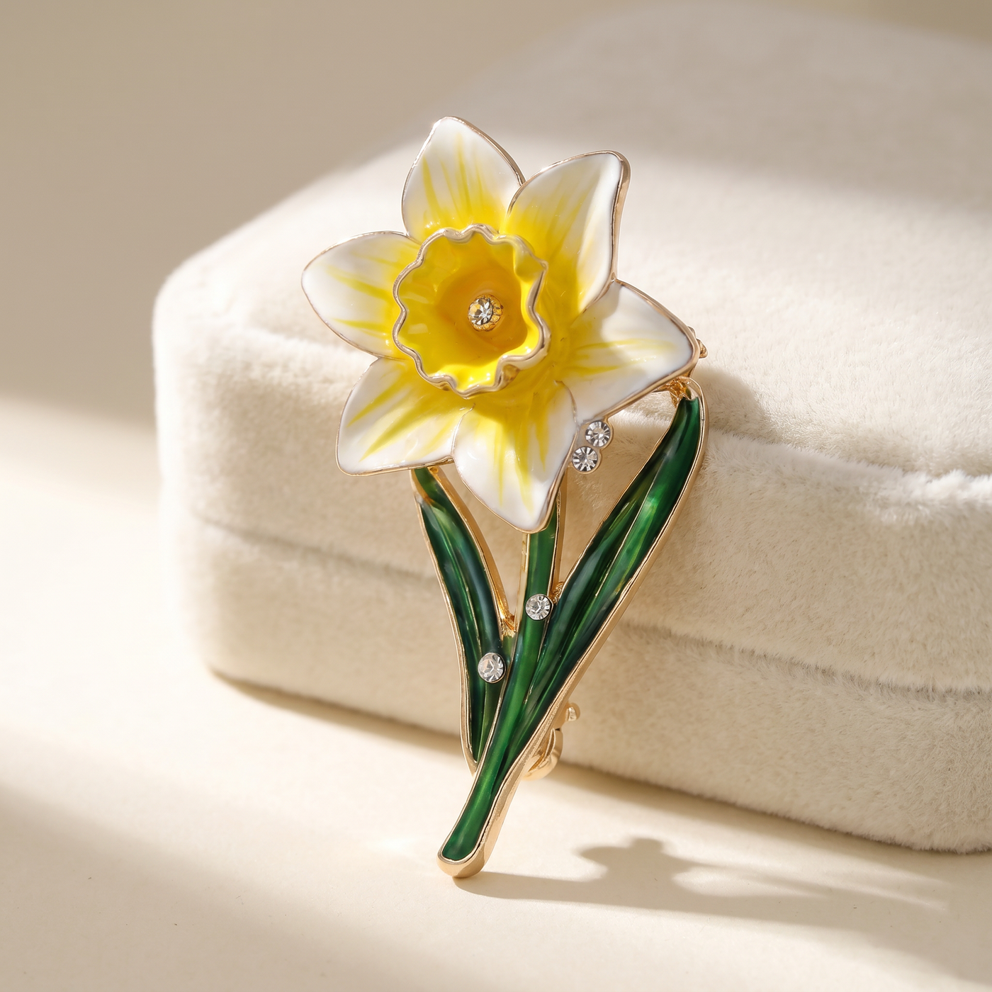 Broche Fleur en émail, bijou vintage Alyvoa tenue à la main · Narcisse