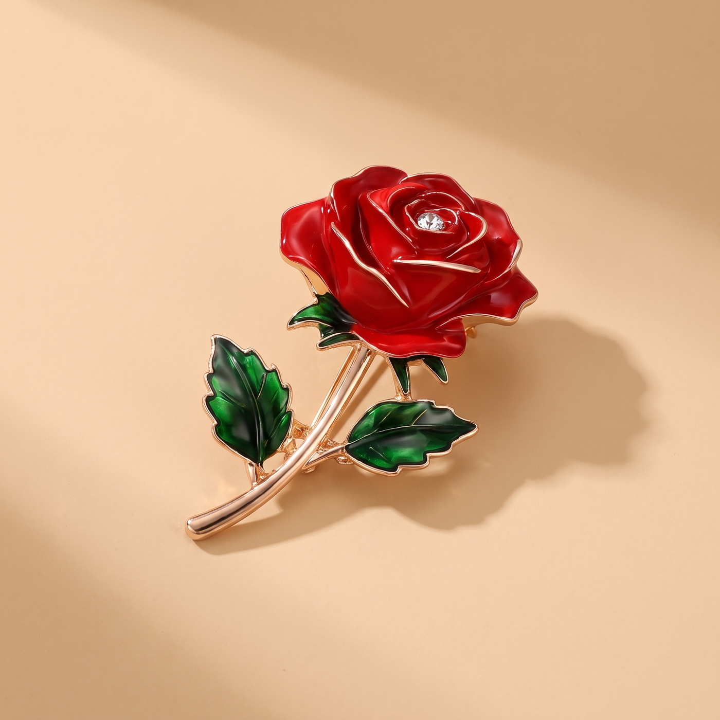 Broche Fleur en émail, bijou vintage Alyvoa · Rose rouge