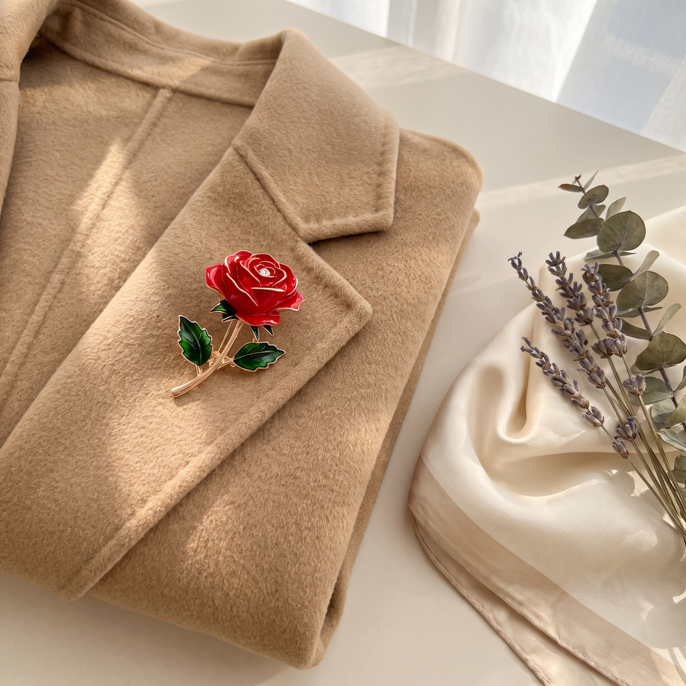 Broche Fleur en émail, bijou vintage Alyvoa portée sur un revers · Rose rouge