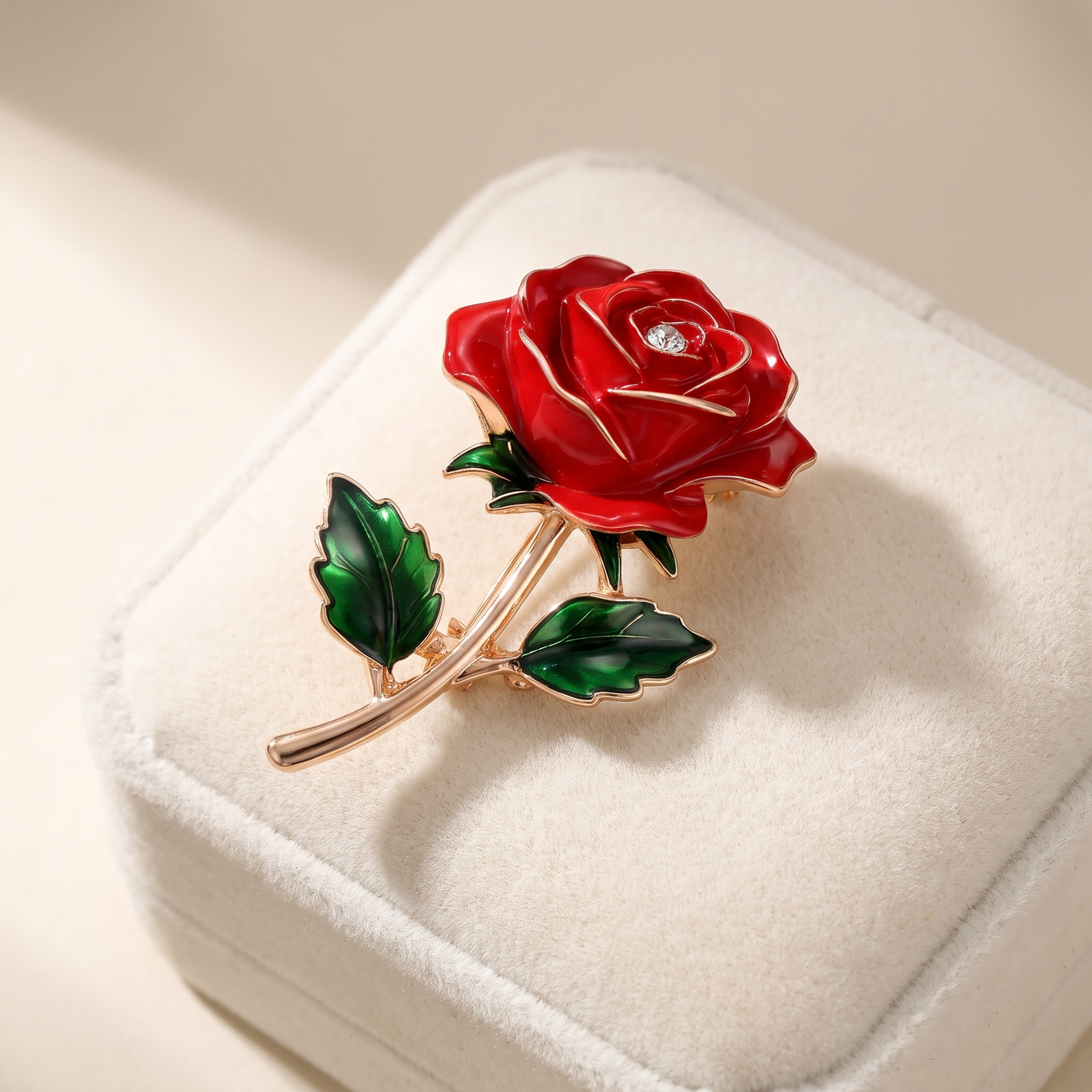 Broche Fleur en émail, bijou vintage Alyvoa tenue à la main · Rose rouge