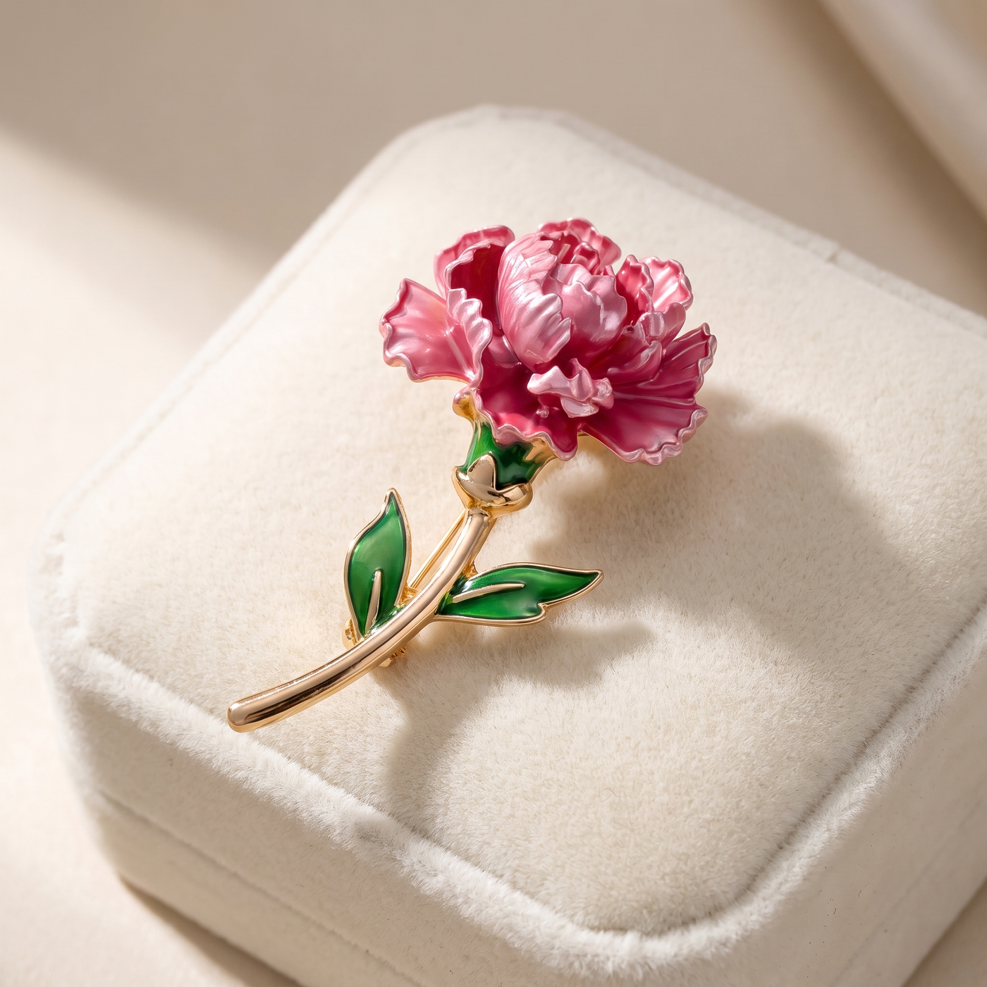 Broche Fleur en émail, bijou vintage Alyvoa tenue à la main · Pivoine rose