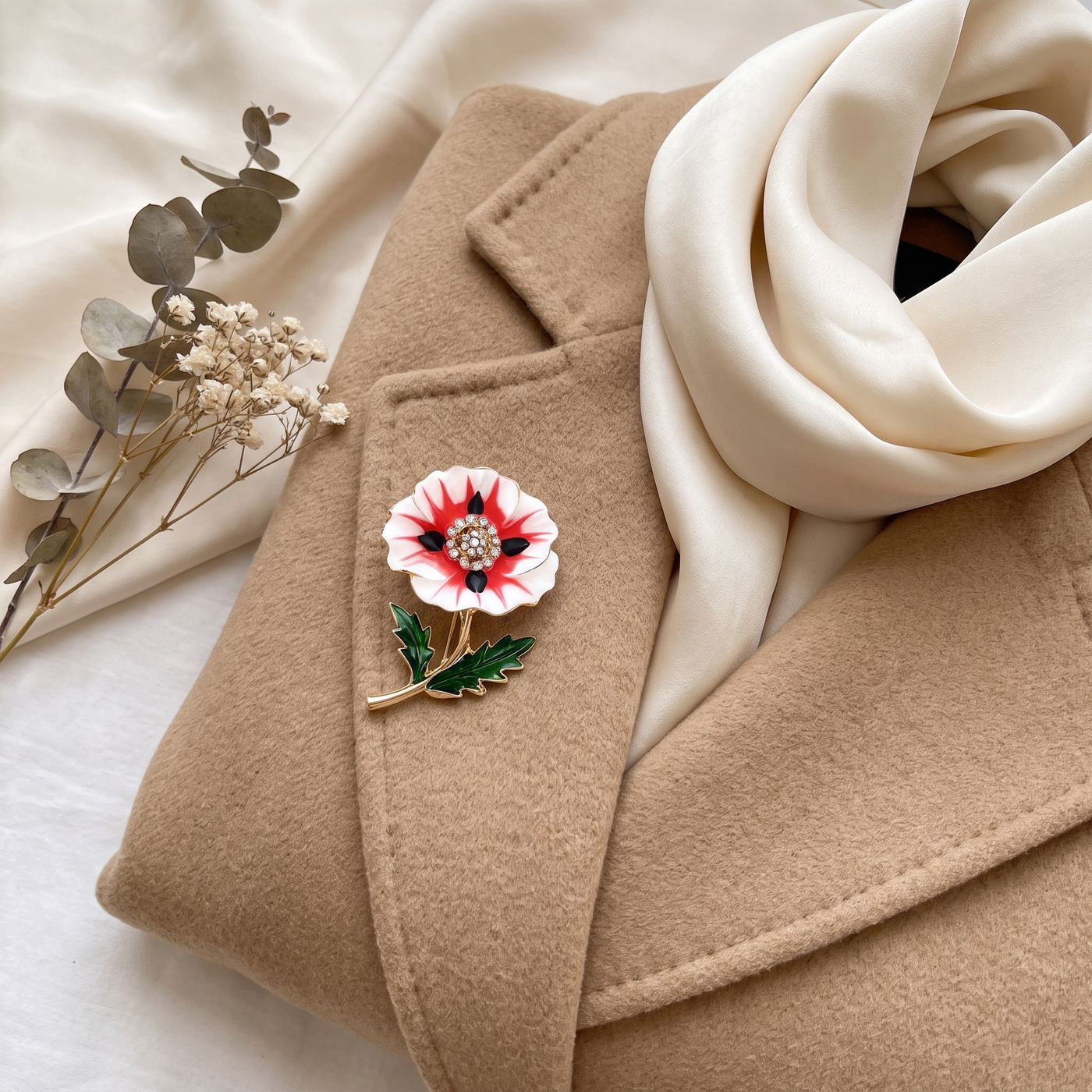Broche Fleur en émail, bijou vintage Alyvoa portée sur un revers · Anémone blanche