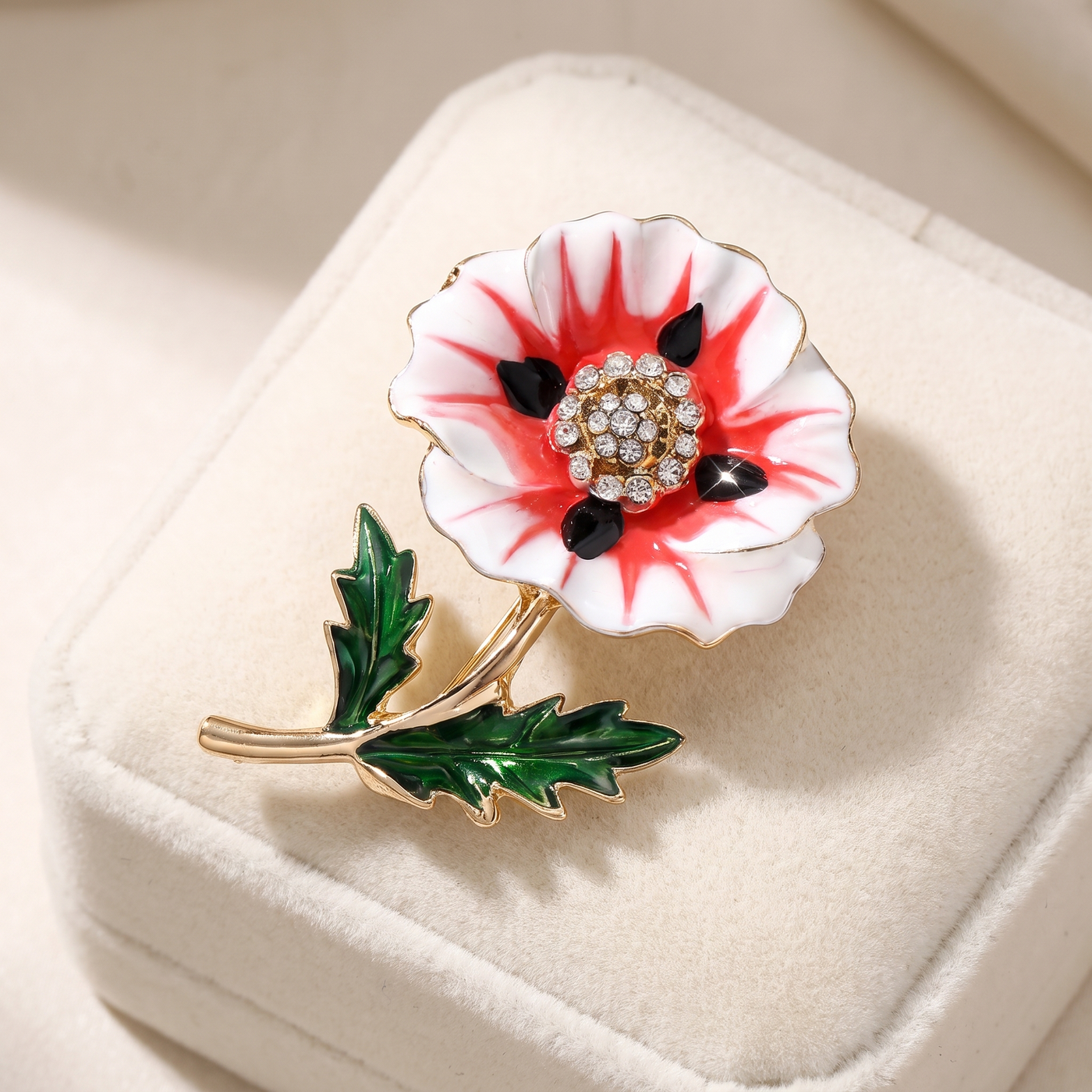 Broche Fleur en émail, bijou vintage Alyvoa tenue à la main · Anémone blanche