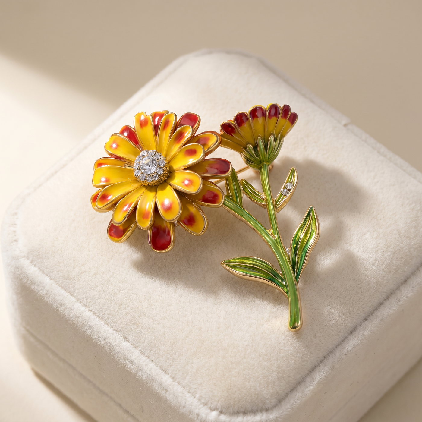 Broche Fleur en émail, bijou vintage Alyvoa tenue à la main · Marguerite jaune