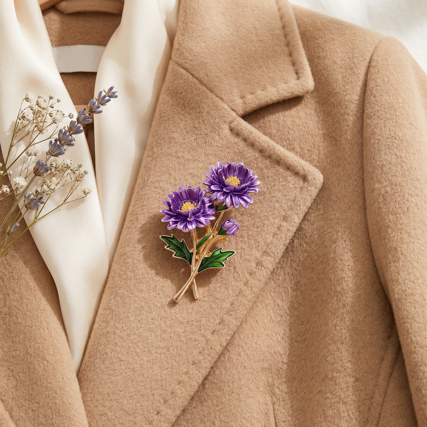 Broche Fleur en émail, bijou vintage Alyvoa portée sur un revers · Aster violet