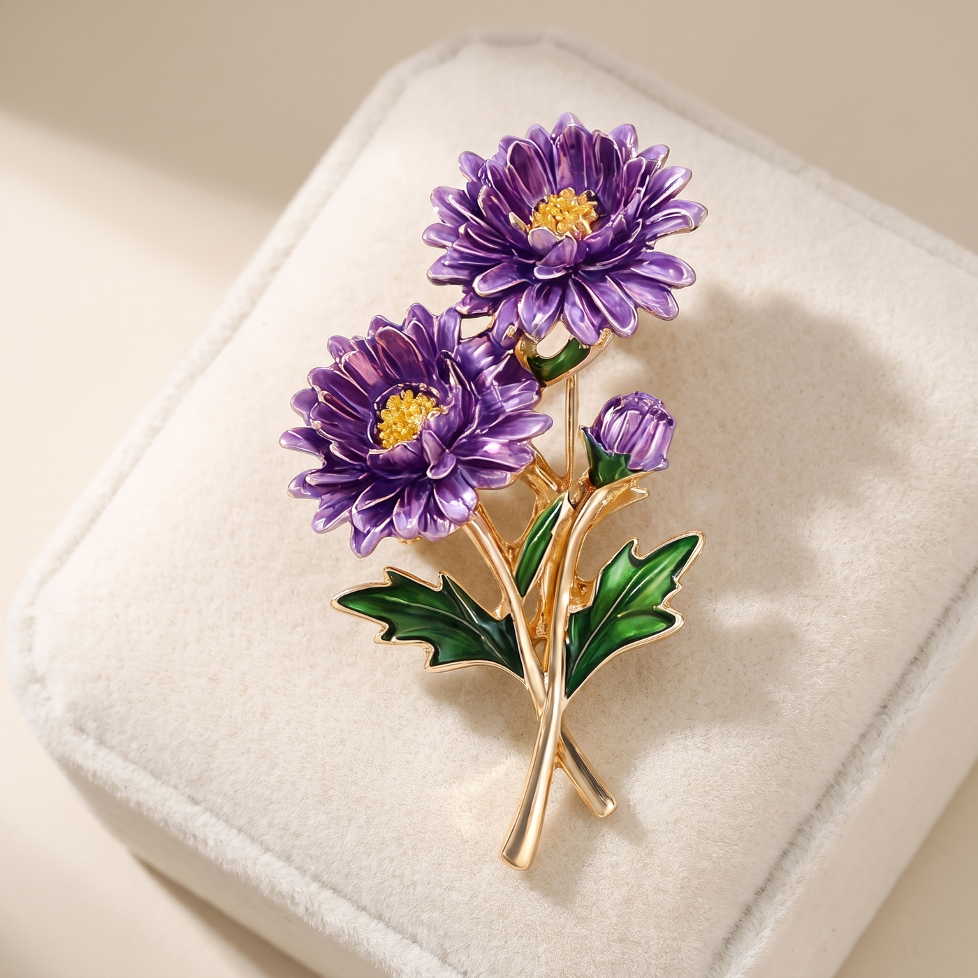 Broche Fleur en émail, bijou vintage Alyvoa tenue à la main · Aster violet