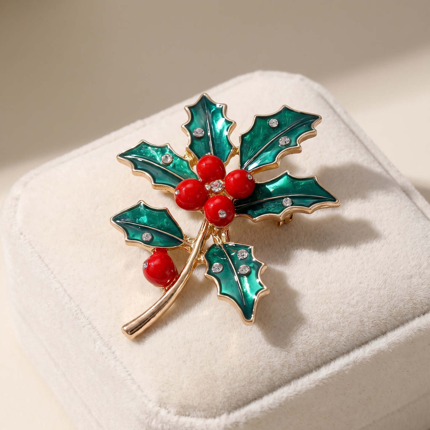 Broche Fleur en émail, bijou vintage Alyvoa tenue à la main · Houx