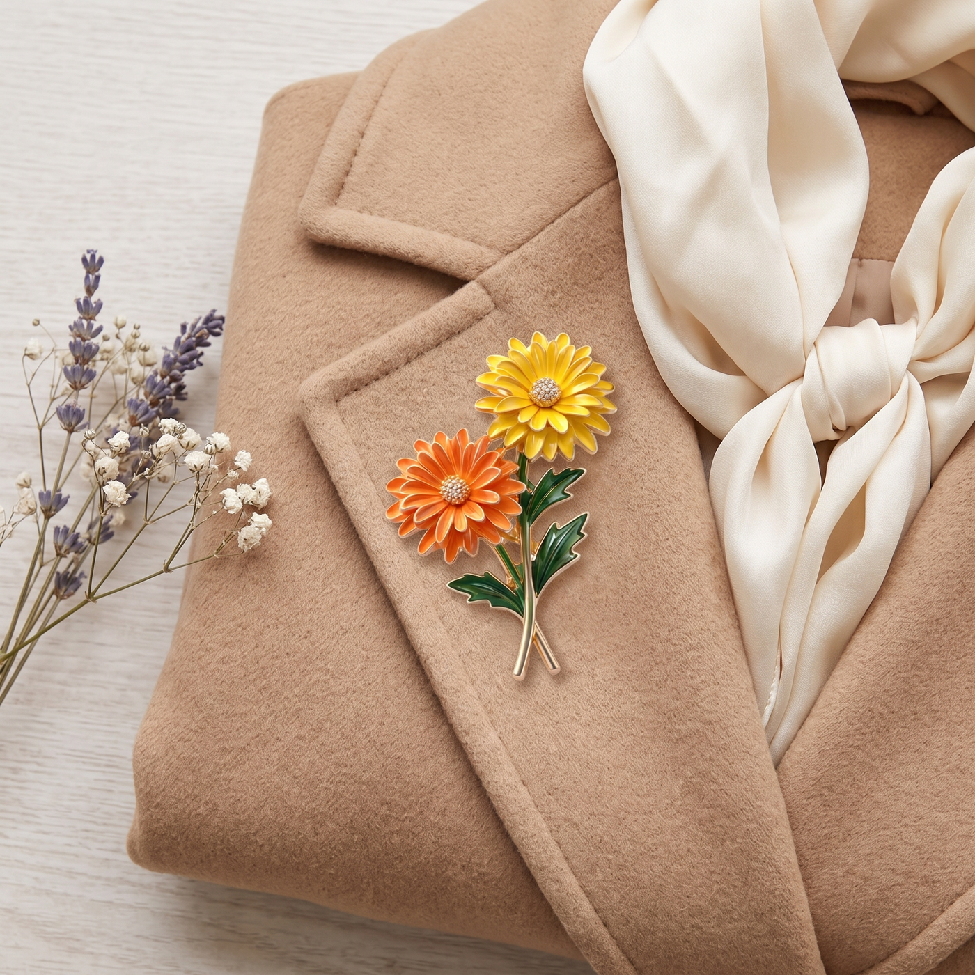 Broche Fleur en émail, bijou vintage Alyvoa portée sur un revers · Chrysanthème orange