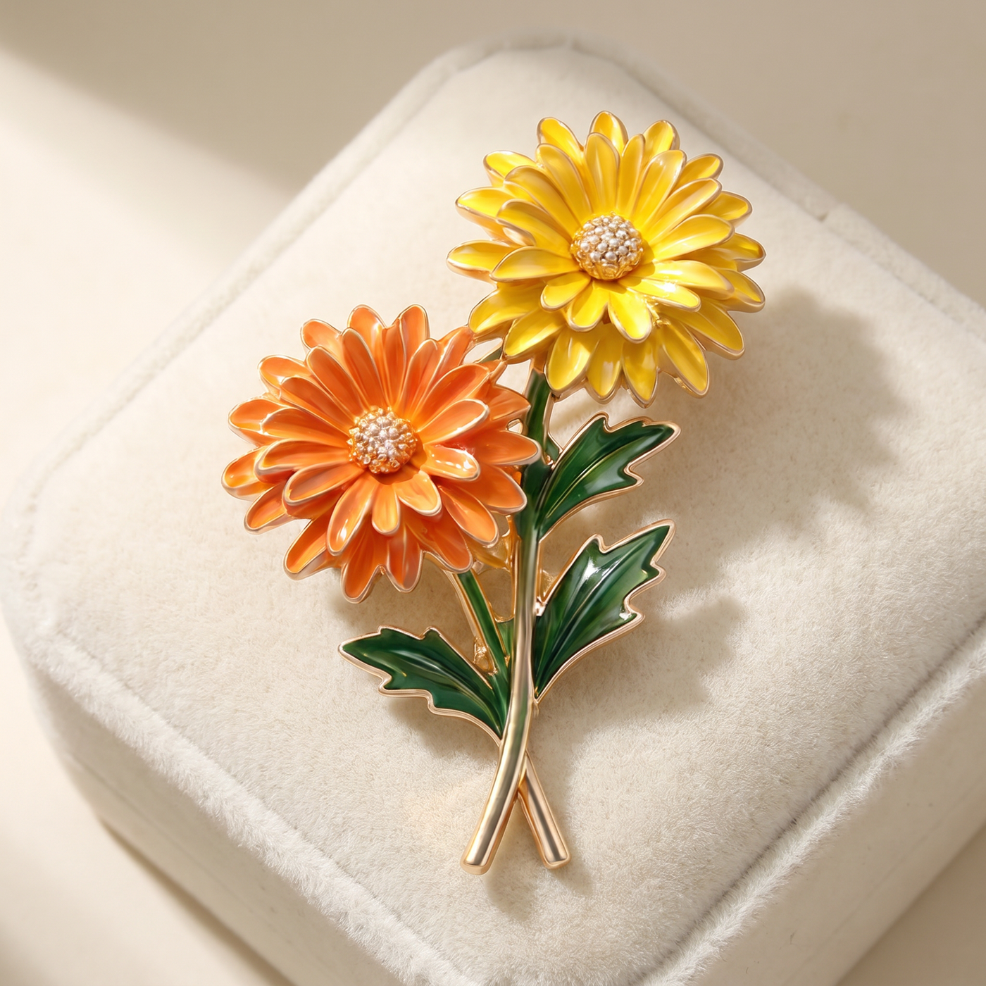 Broche Fleur en émail, bijou vintage Alyvoa tenue à la main · Chrysanthème orange