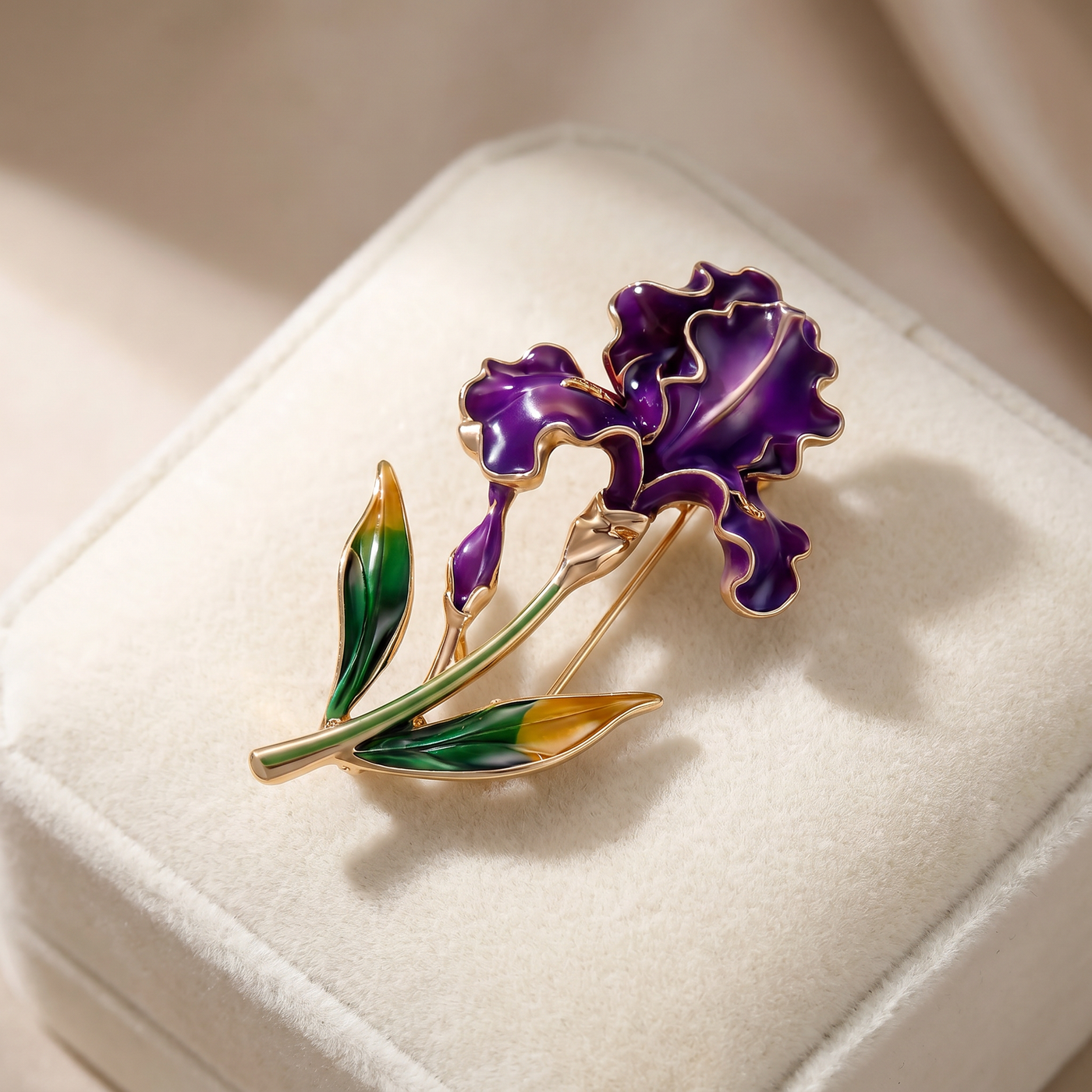Broche Fleur en émail, bijou vintage Alyvoa tenue à la main · Iris violet