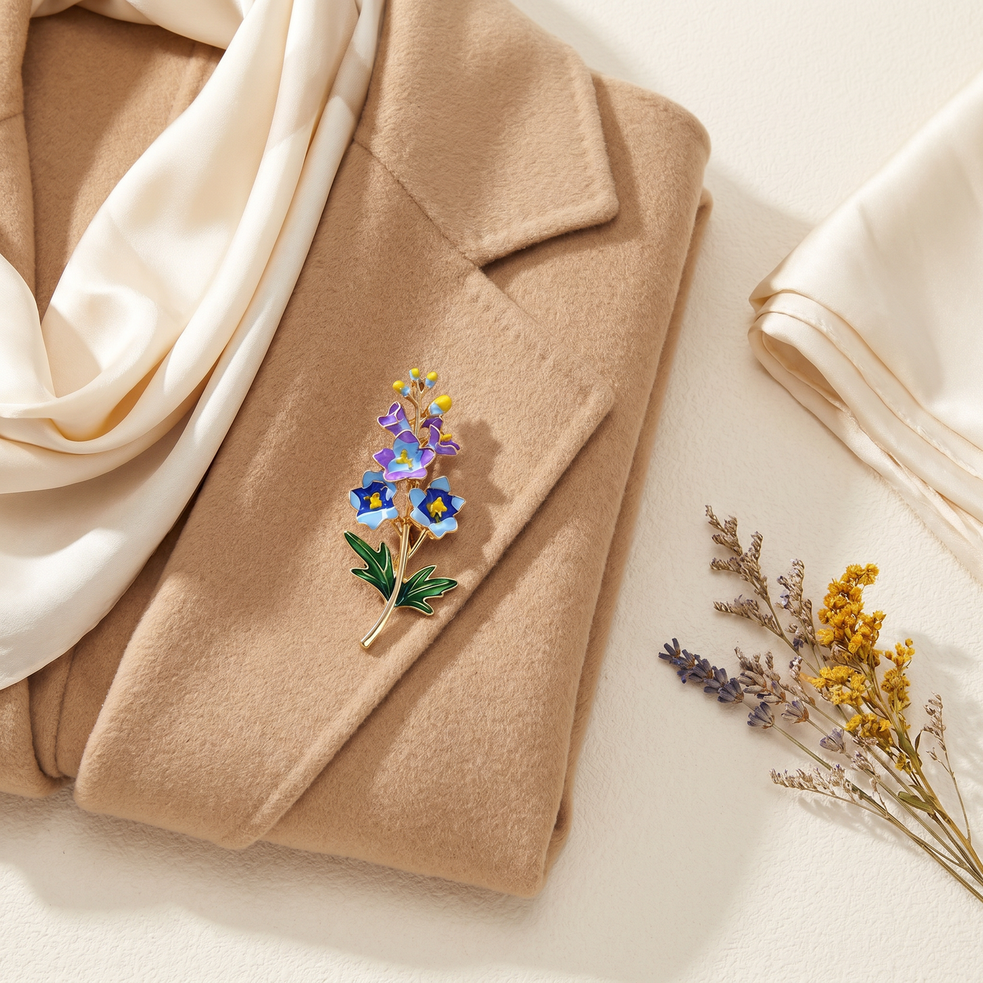 Broche Fleur en émail, bijou vintage Alyvoa portée sur un revers · Myosotis bleu
