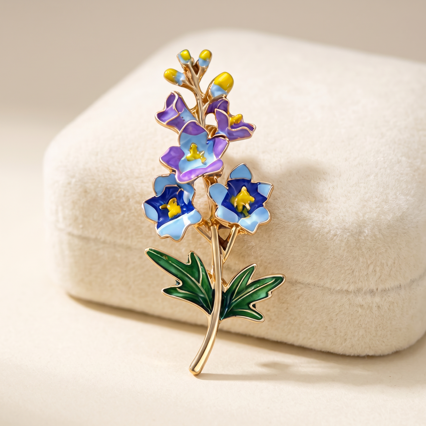 Broche Fleur en émail, bijou vintage Alyvoa tenue à la main · Myosotis bleu