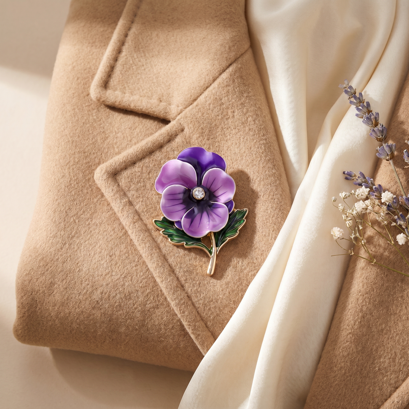 Broche Fleur en émail, bijou vintage Alyvoa portée sur un revers · Pensée violette