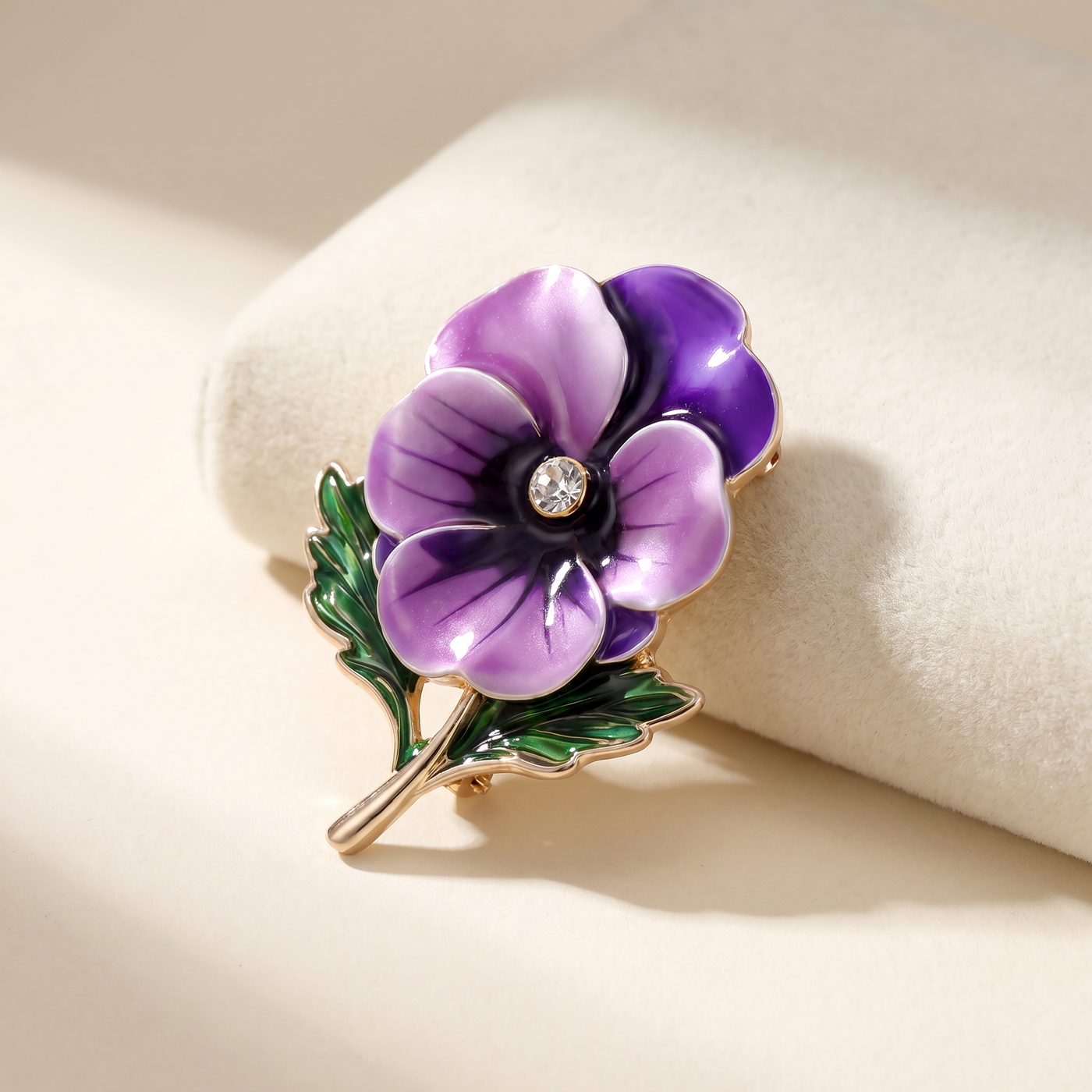 Broche Fleur en émail, bijou vintage Alyvoa tenue à la main · Pensée violette