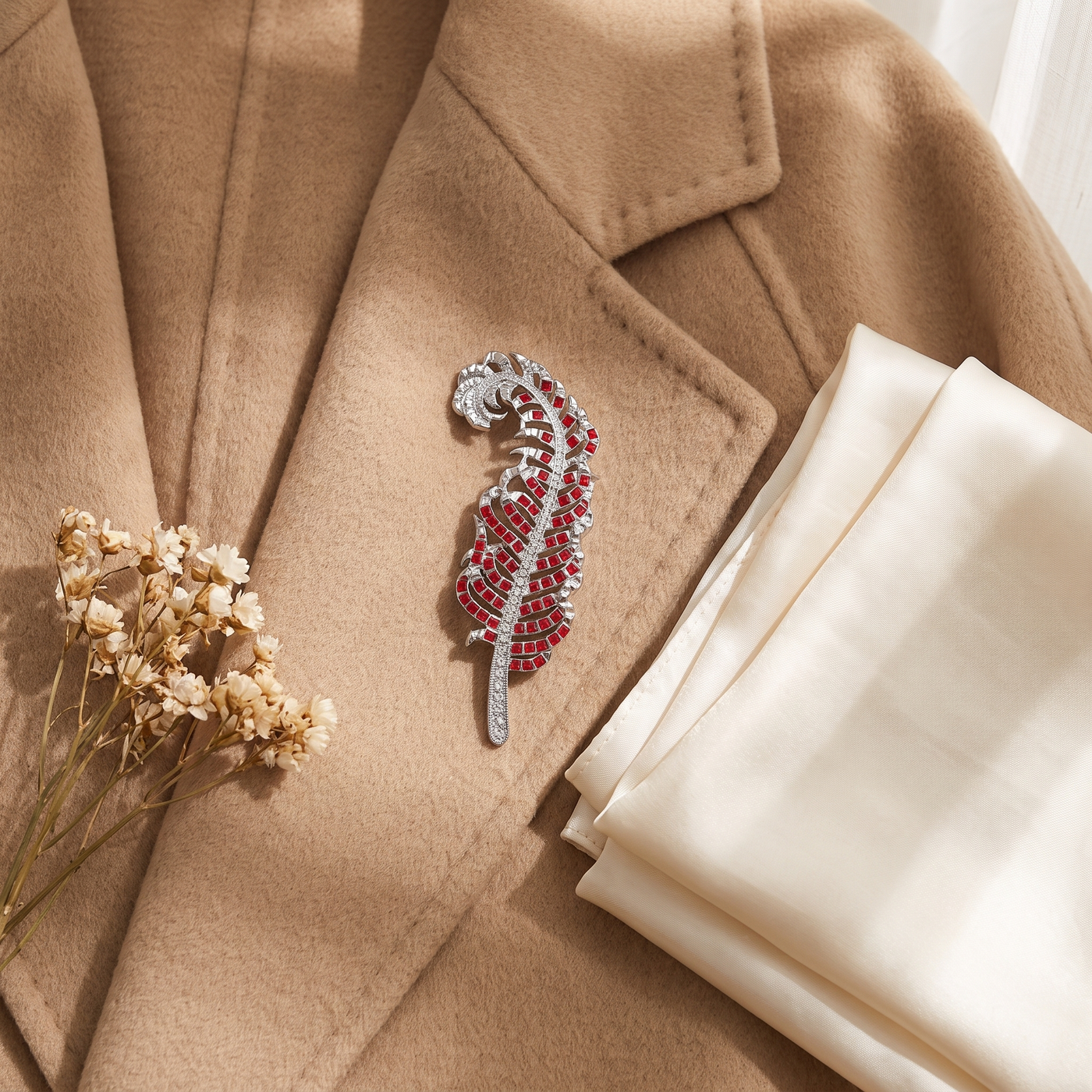 Broche Plume en cristal, bijou vintage Alyvoa tenue à la main · Rouge