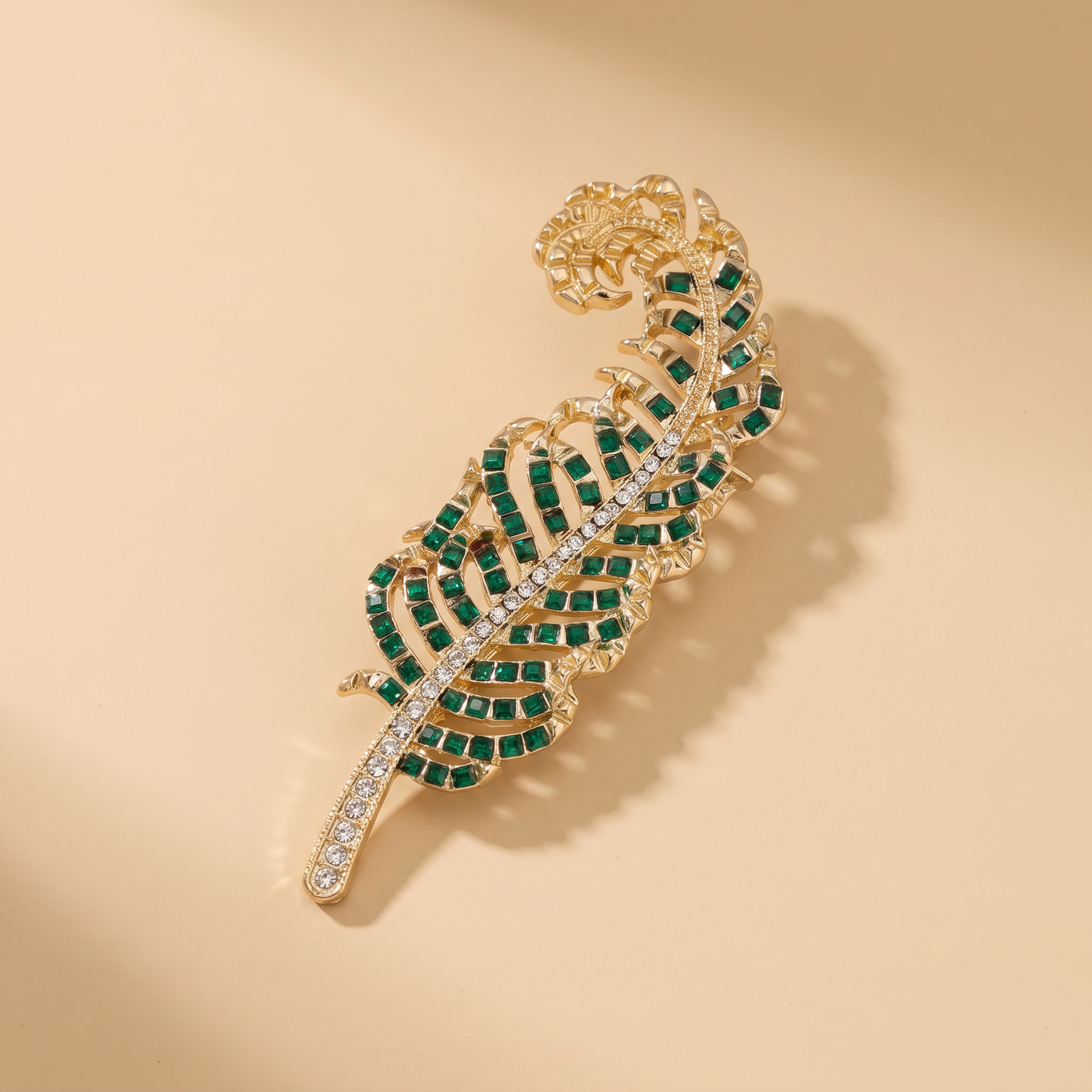 Broche Plume en cristal, bijou vintage Alyvoa portée sur un revers · Vert