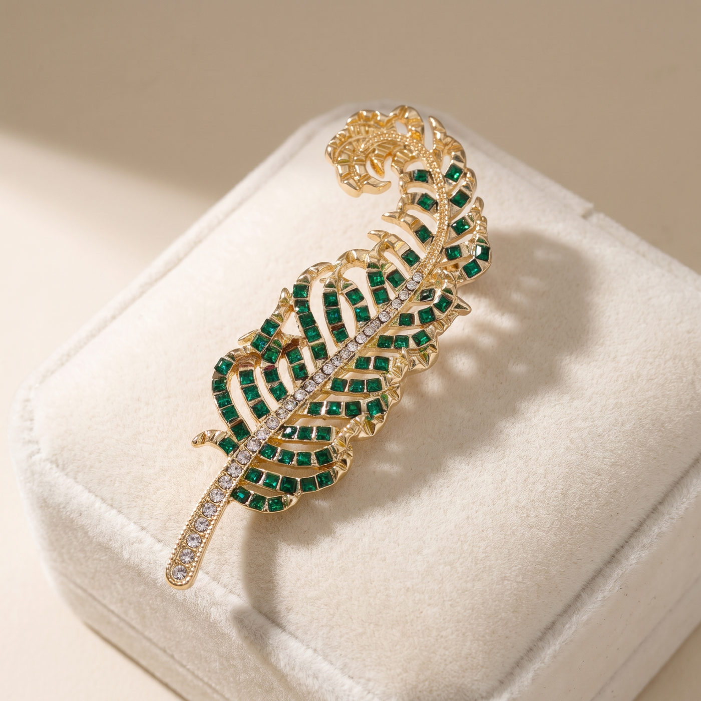 Broche Plume en cristal, bijou vintage Alyvoa vue en gros plan · Vert