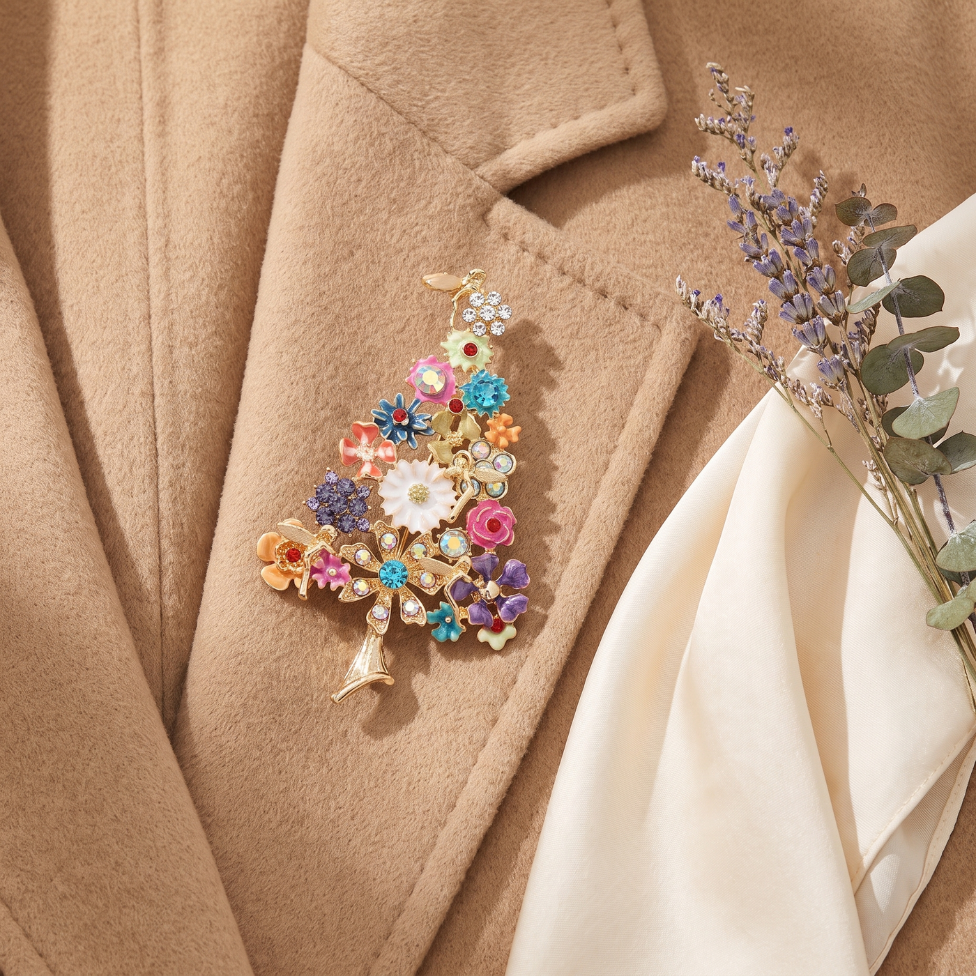 Broche Arbre Fleuri en émail, bijou vintage Alyvoa portée sur un revers