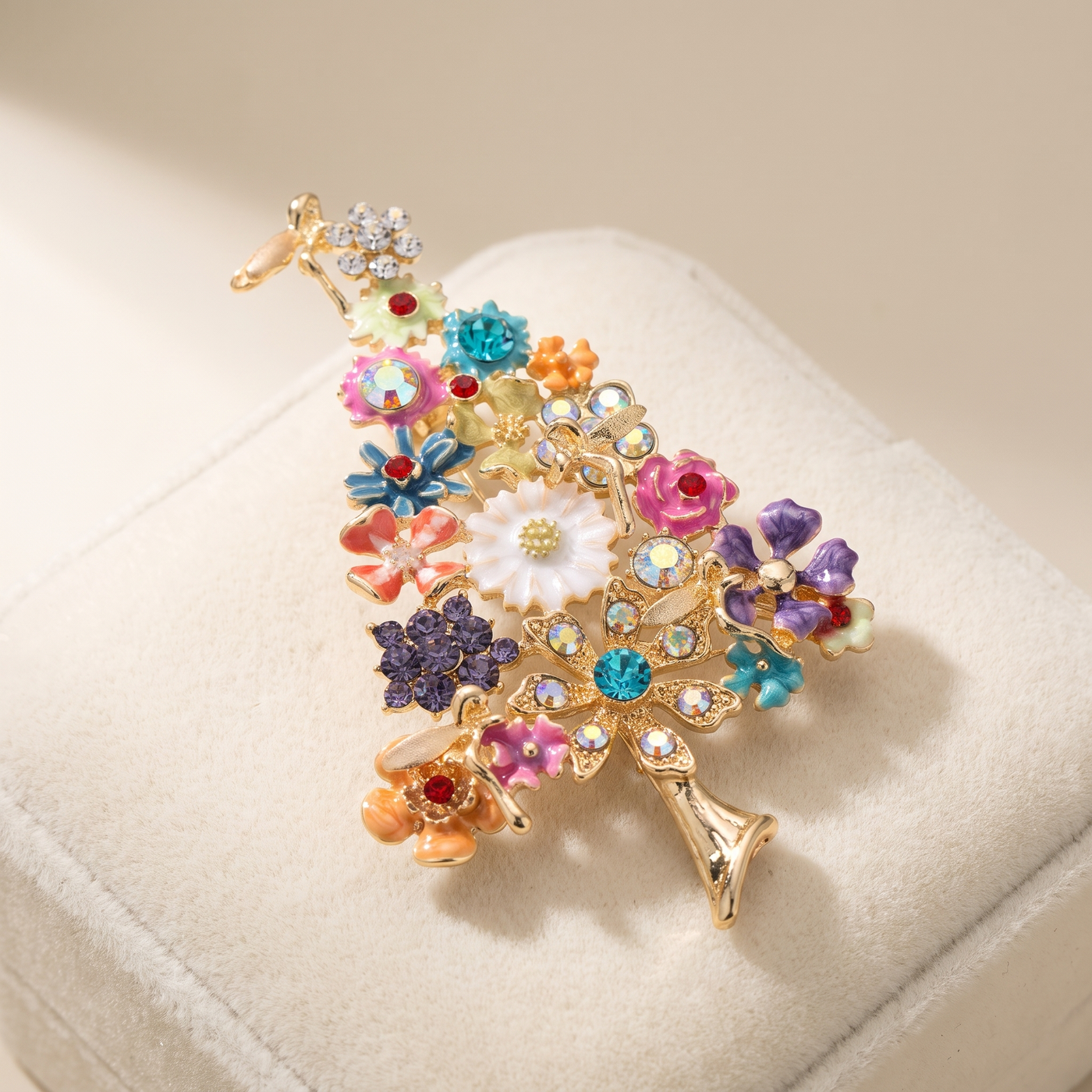 Broche Arbre Fleuri en émail, bijou vintage Alyvoa tenue à la main