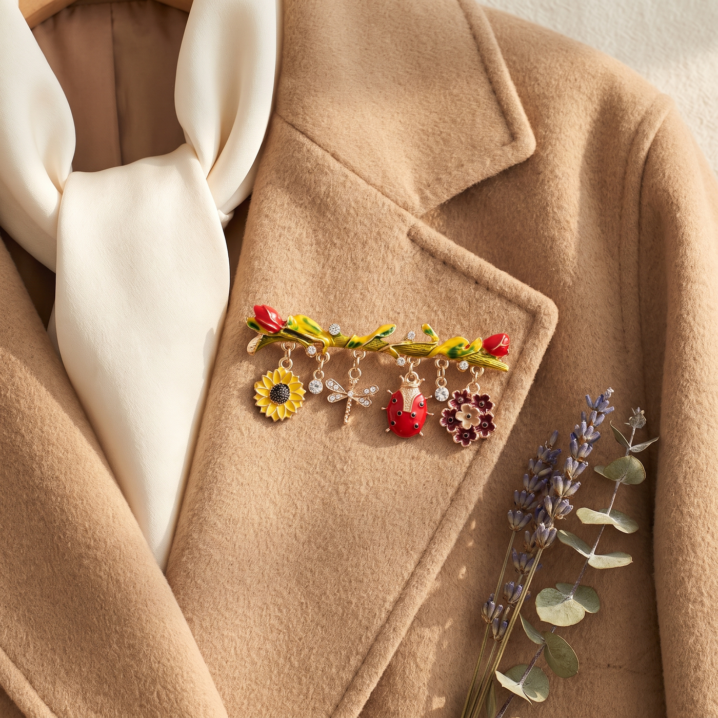 Broche Fleur & Insecte en émail, bijou vintage Alyvoa portée sur un revers
