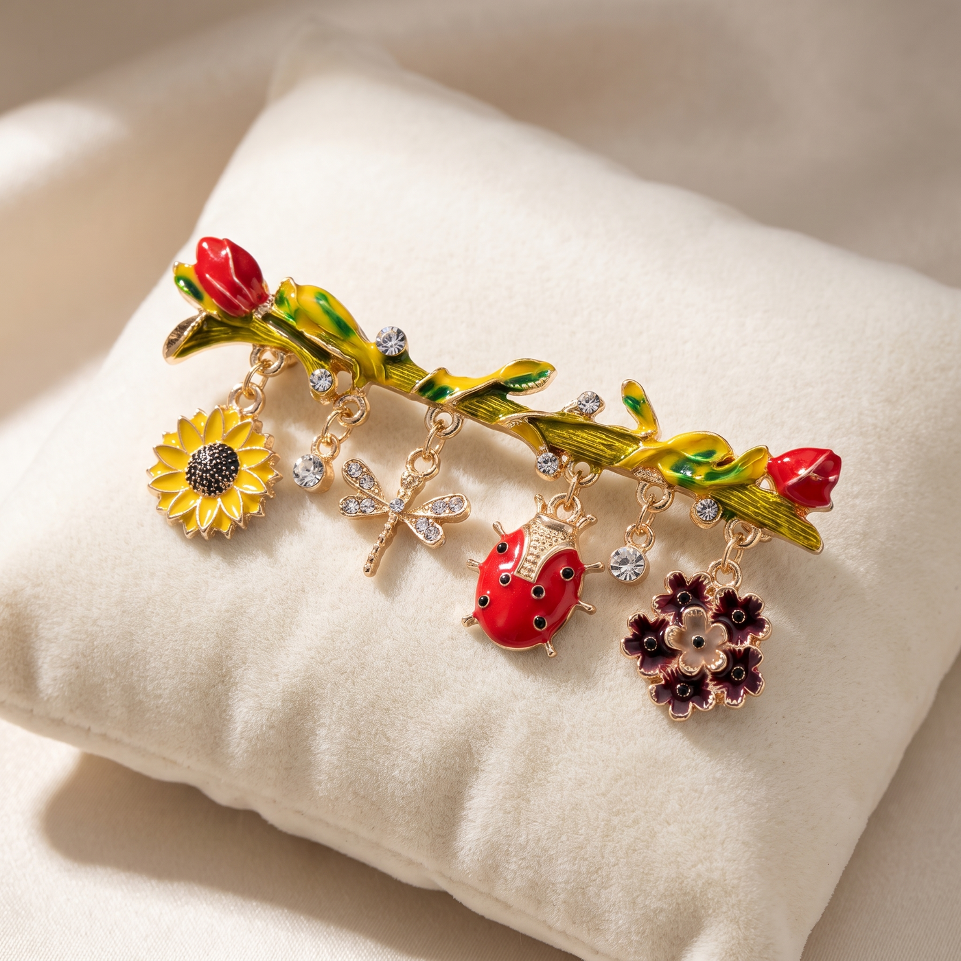 Broche Fleur & Insecte en émail, bijou vintage Alyvoa tenue à la main