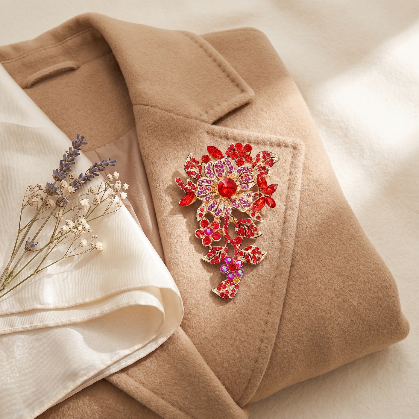 Broche Fleur en cristal, bijou vintage Alyvoa en situation · Rouge