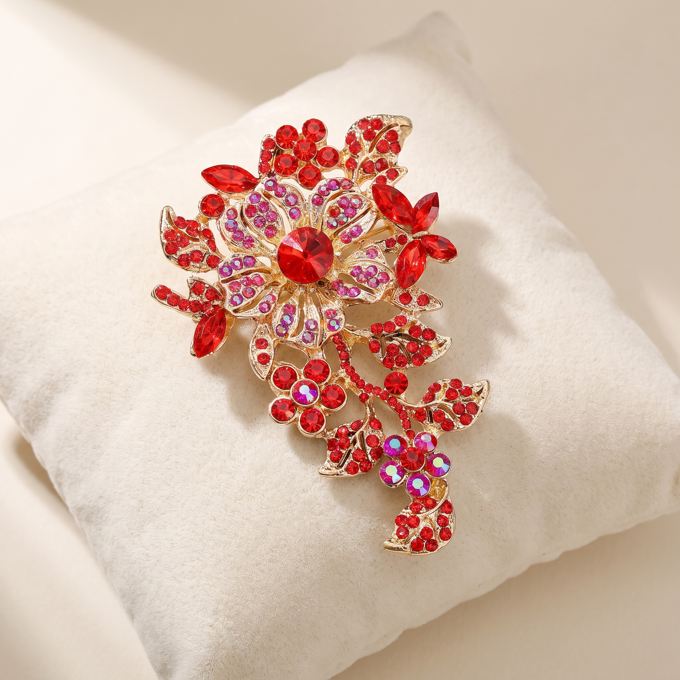 Broche Fleur en cristal, bijou vintage Alyvoa tenue à la main · Rouge