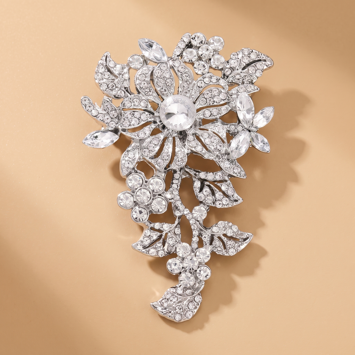 Broche Fleur en cristal, bijou vintage Alyvoa portée sur un revers · Blanc
